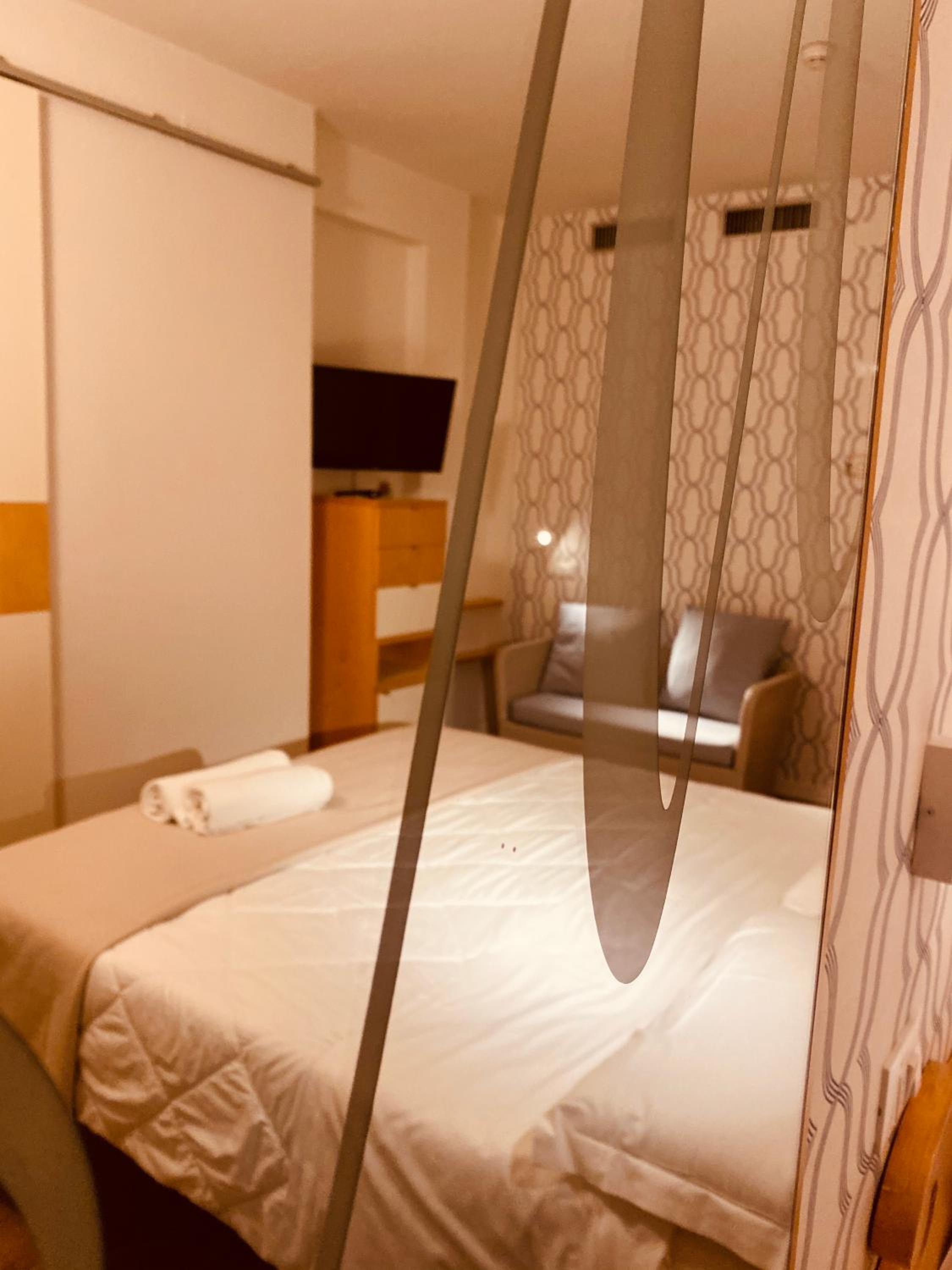 Superior Double or Twin Room with Pool View - Photo 7