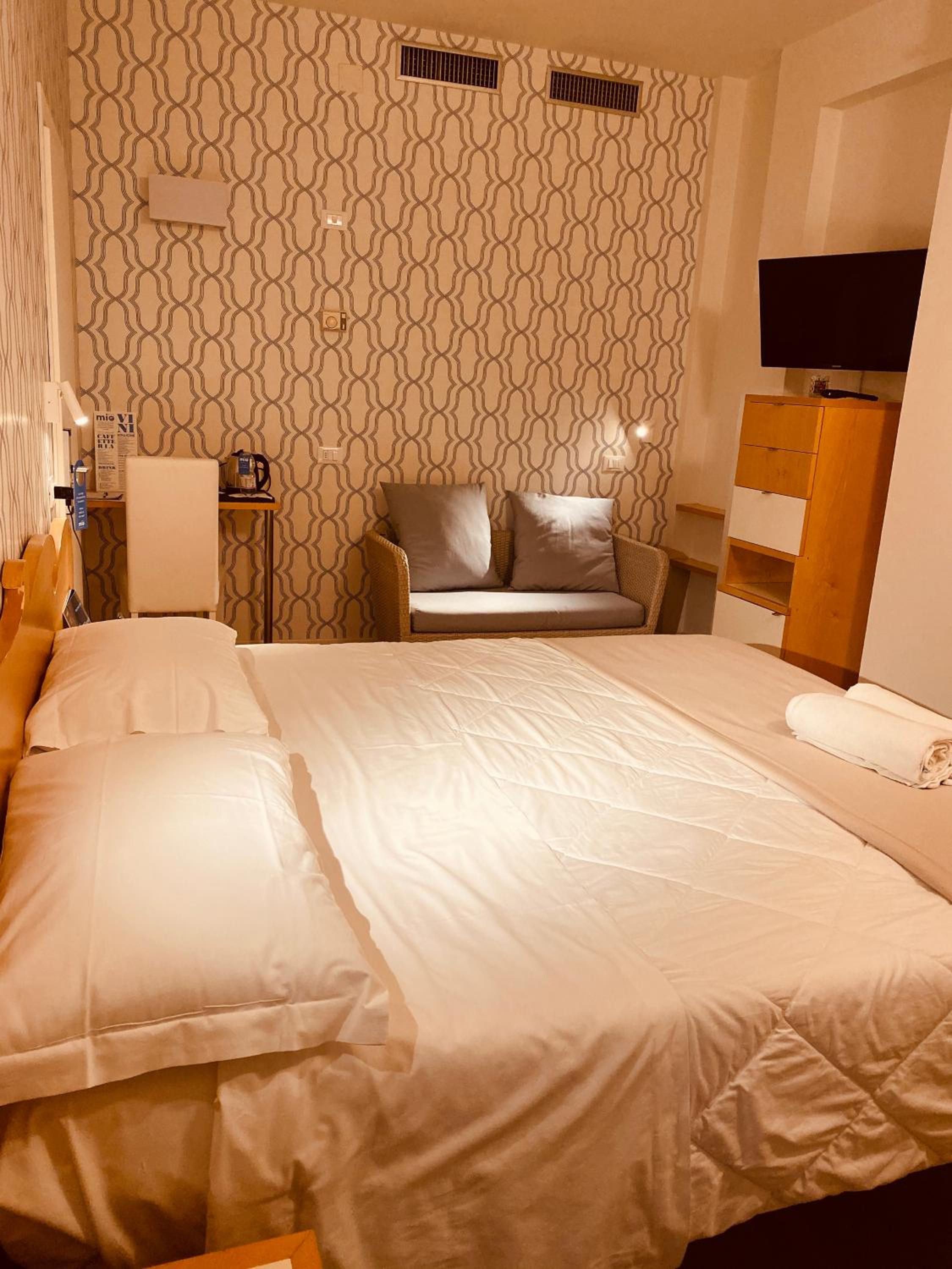 Superior Double or Twin Room with Pool View - Photo 8