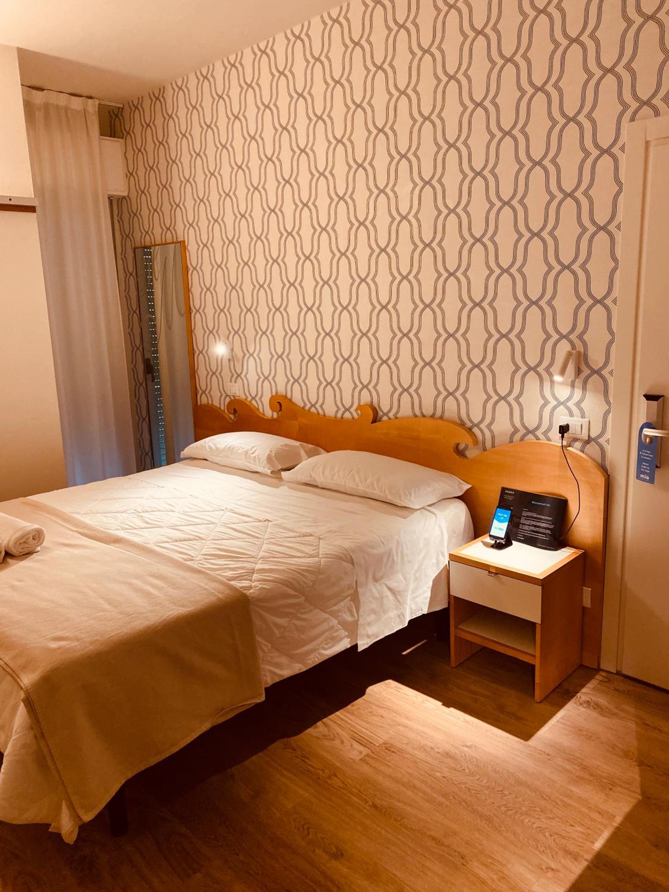 Superior Double or Twin Room with Pool View - Photo 6