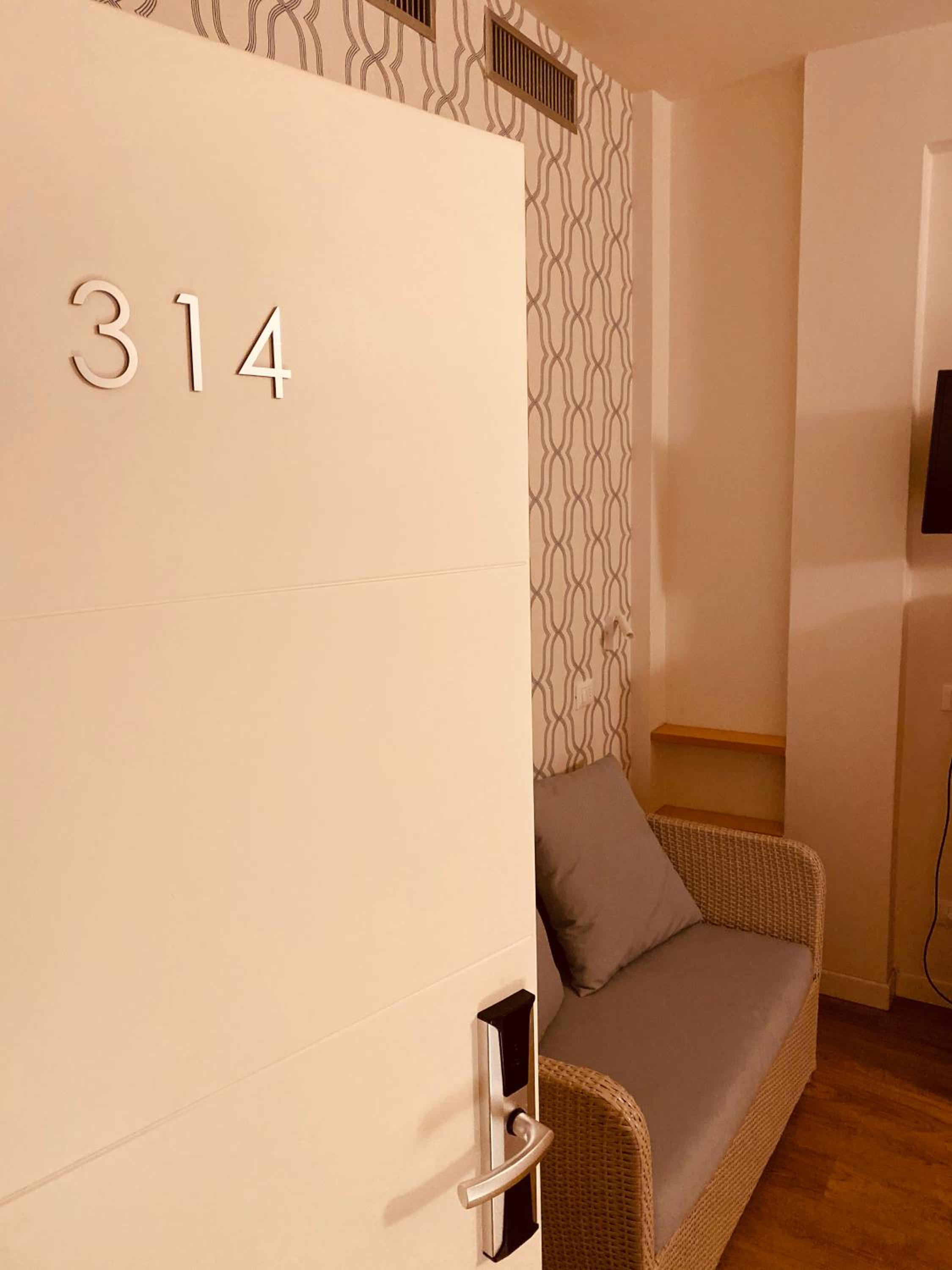 Superior Double or Twin Room with Pool View - Photo 1