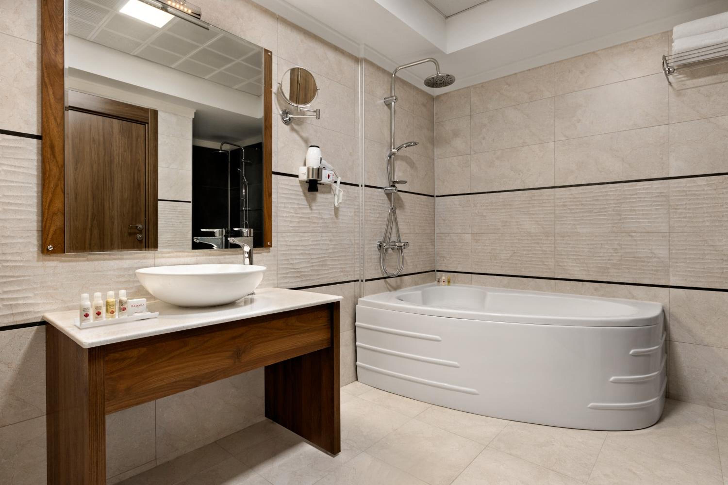King Suite - Non-Smoking - Photo 7