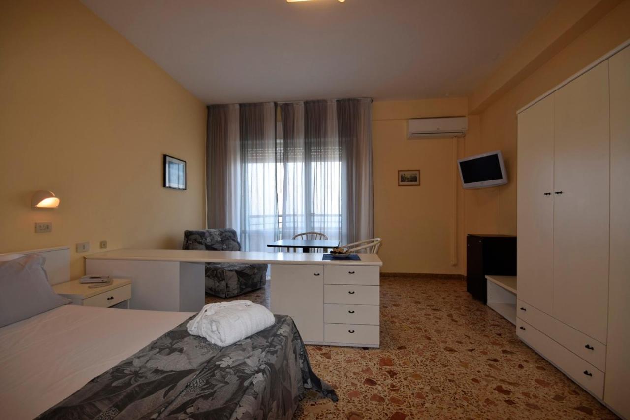 Standard Triple Room with Sea View - Photo 3