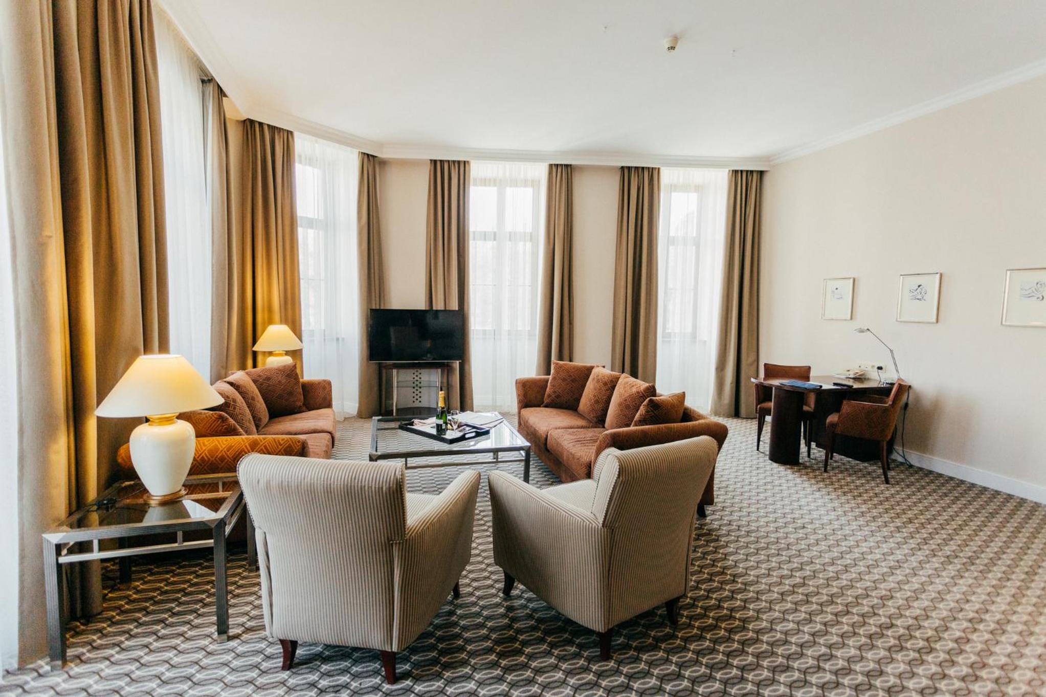 Suite with View - Photo 8