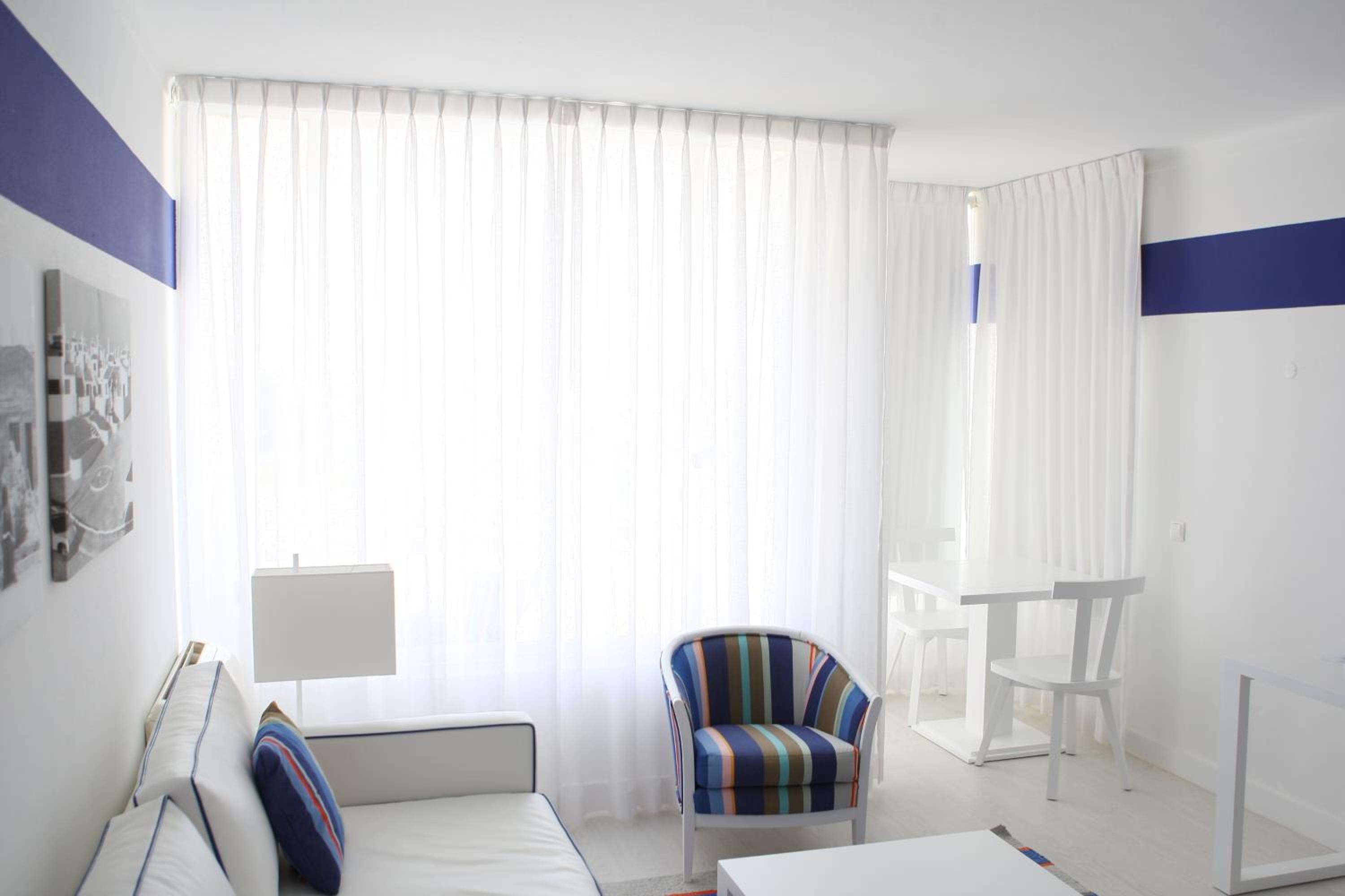 One-Bedroom Apartment with Sea View - Photo 9