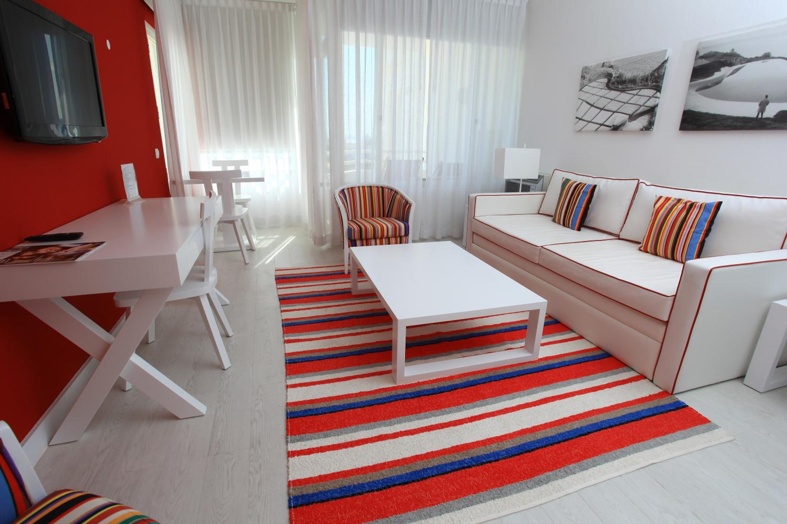 One-Bedroom Apartment with Pool View - Photo 1
