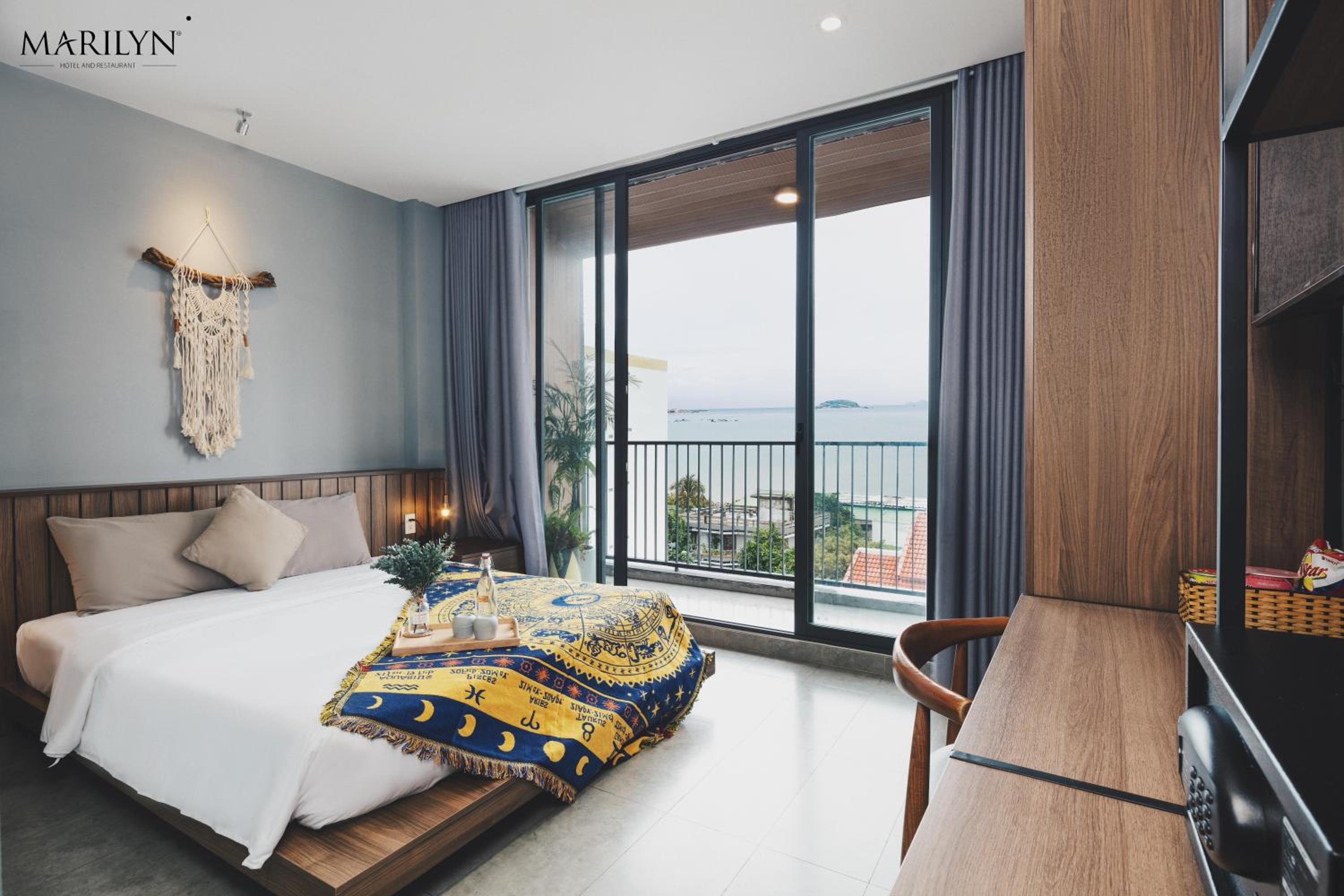 Sea View Balcony Studio, 01 King Bed