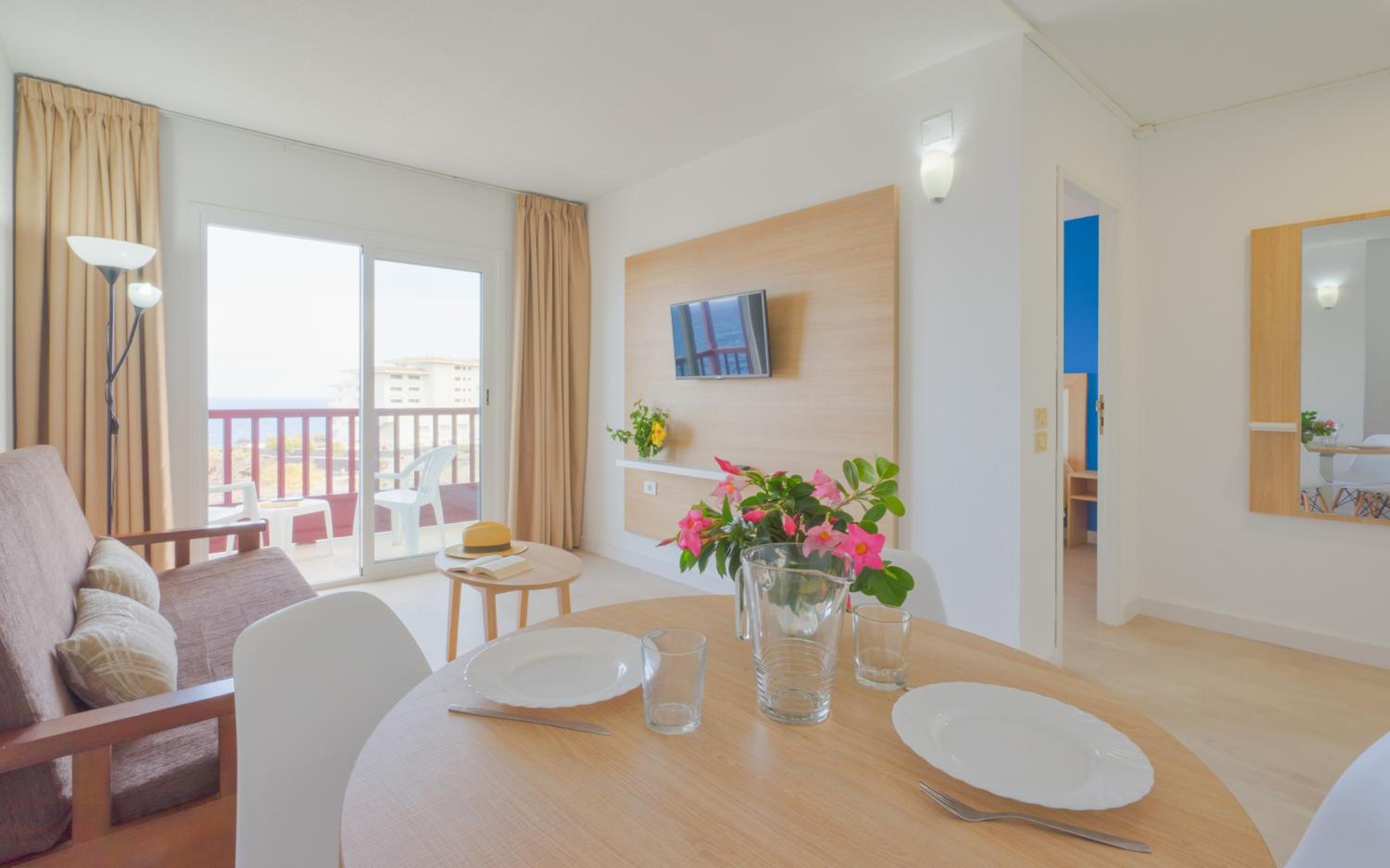One-Bedroom Apartment with Sea View thumbnail 5
