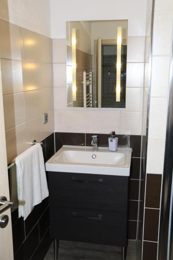 Standard Twin Room - Photo 3