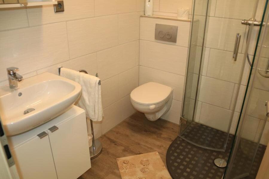 Standard Twin Room - Photo 15