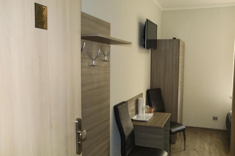 Standard Twin Room - Photo 6