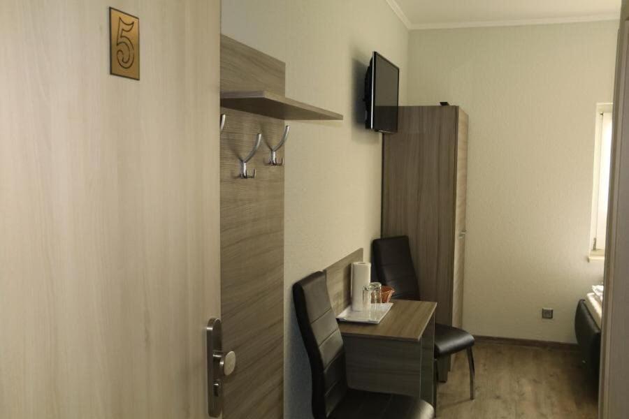 Standard Twin Room - Photo 11