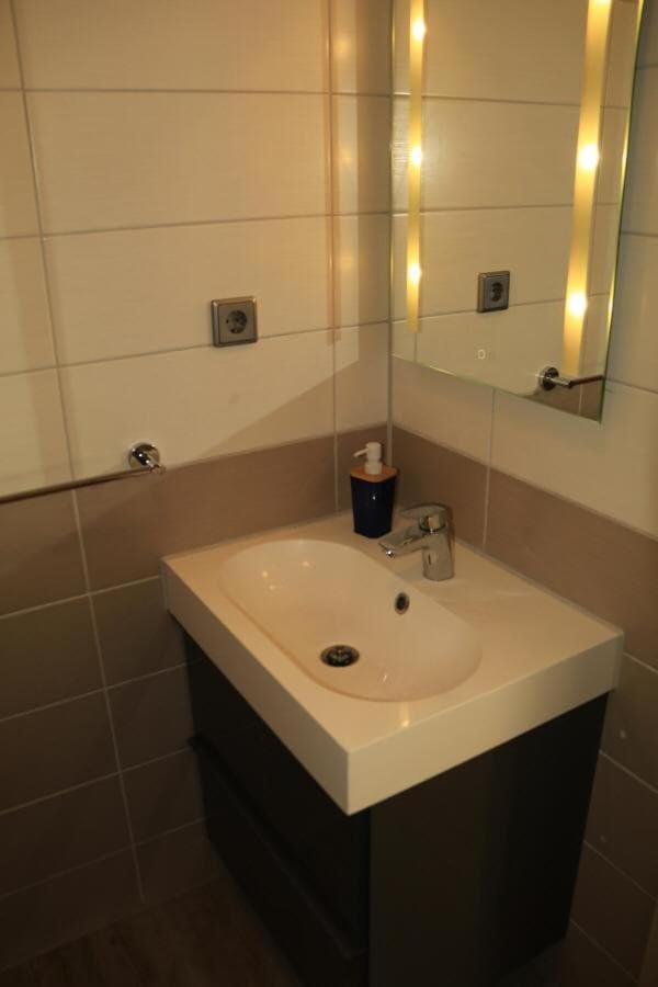 Standard Twin Room - Photo 10