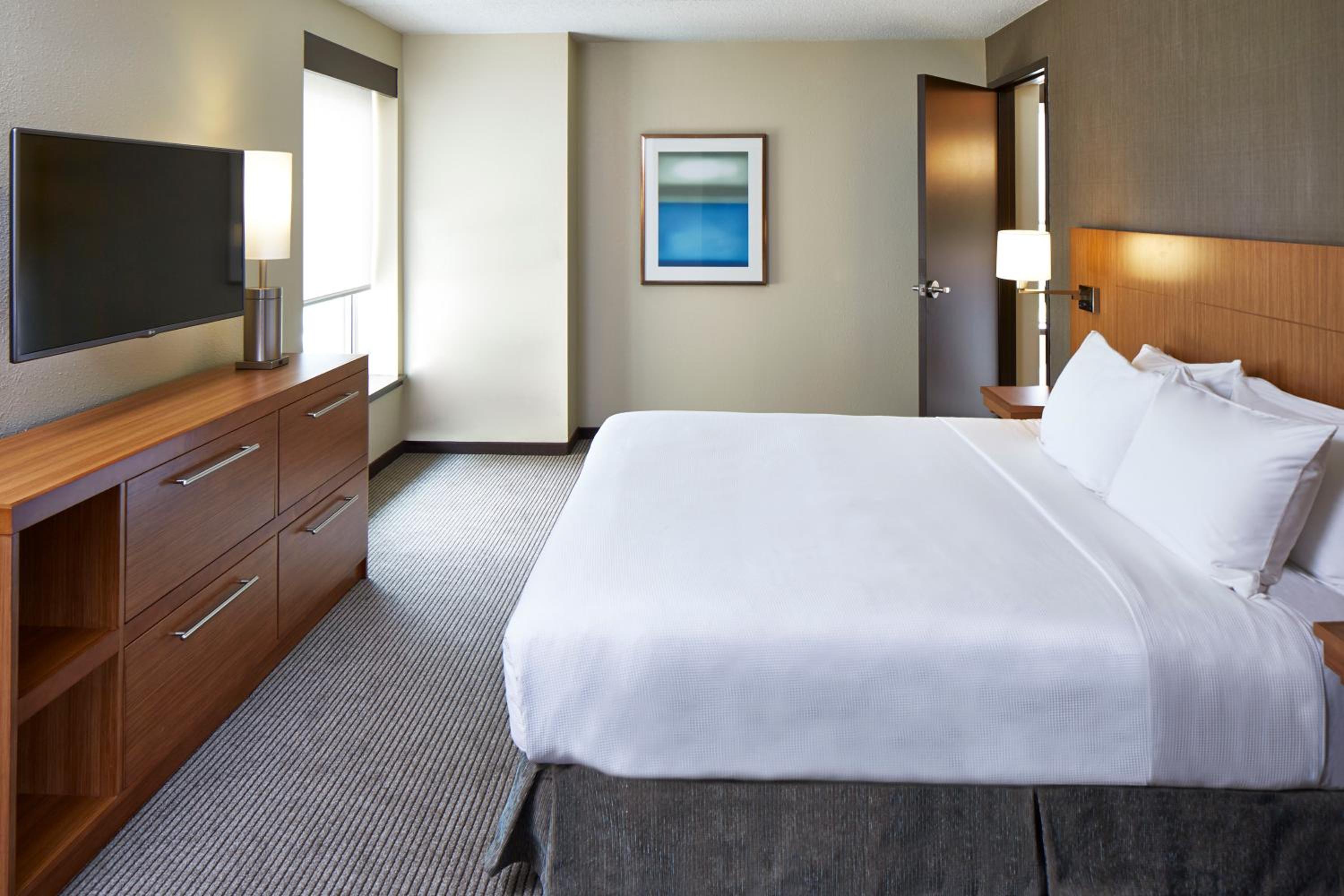 King Suite with Sofa Bed and Roll-In Shower - Disability Access photo 3