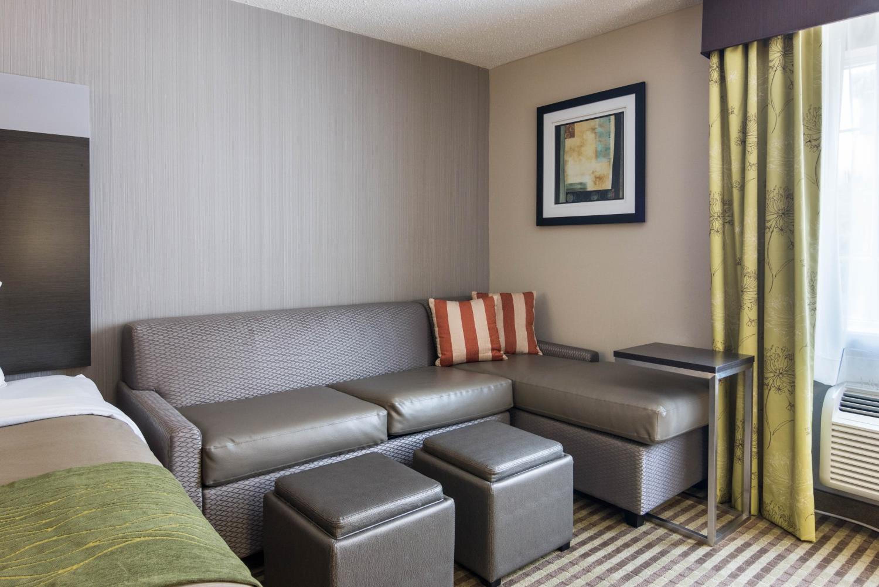 King Suite - Accessible/Non-Smoking photo 2