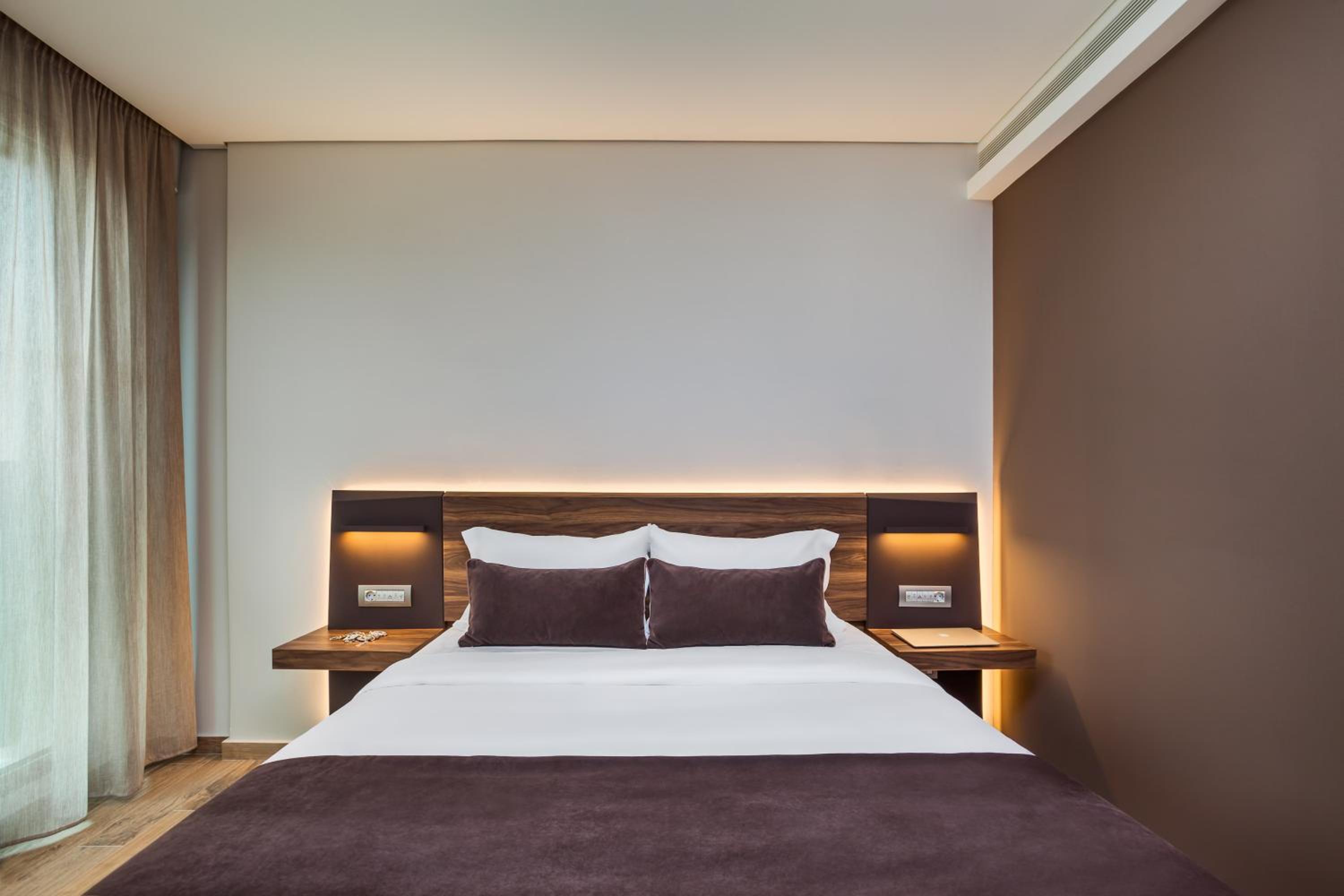 Deluxe (King Bed) City View - Photo 4