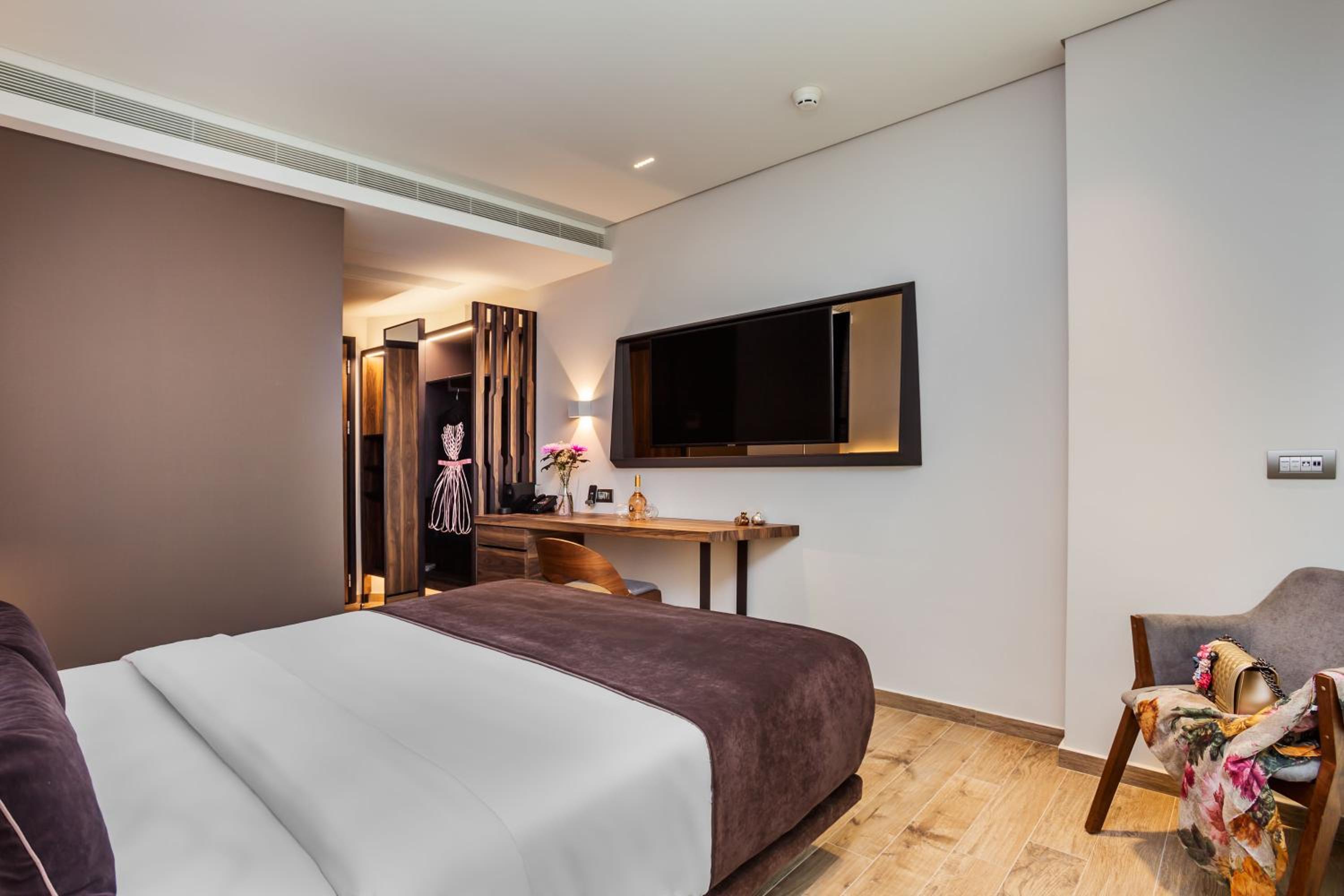 Deluxe (King Bed) City View - Photo 3