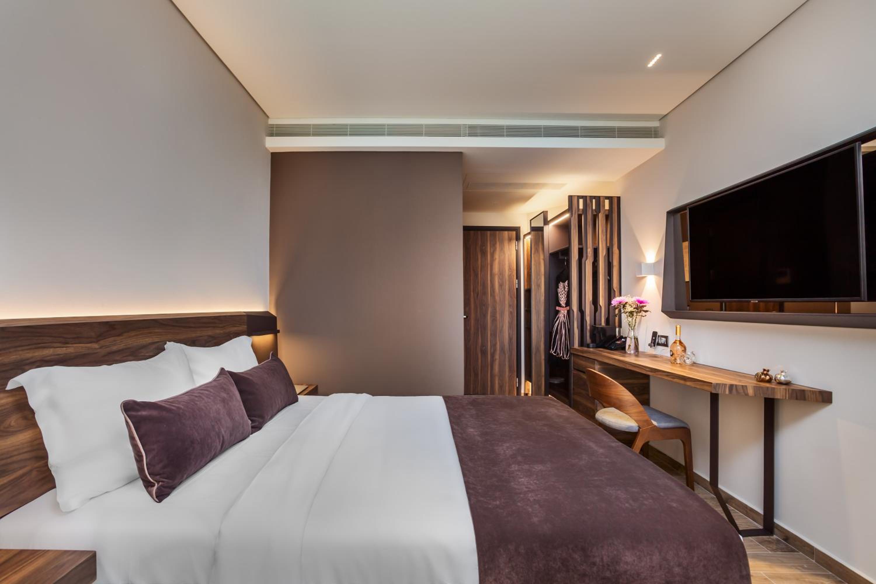 Deluxe (King Bed) City View - Photo 2