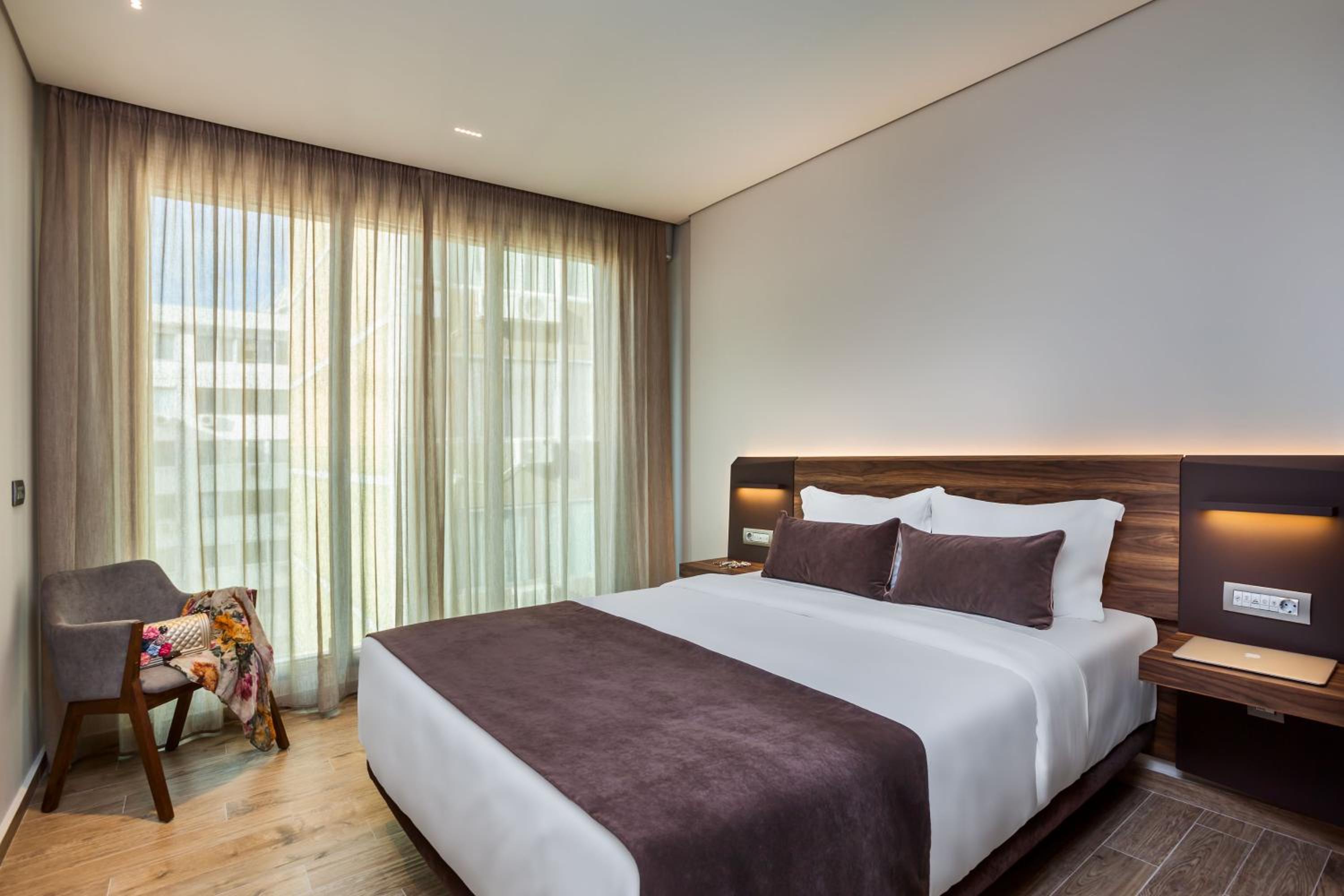 Deluxe (King Bed) City View - Photo 1
