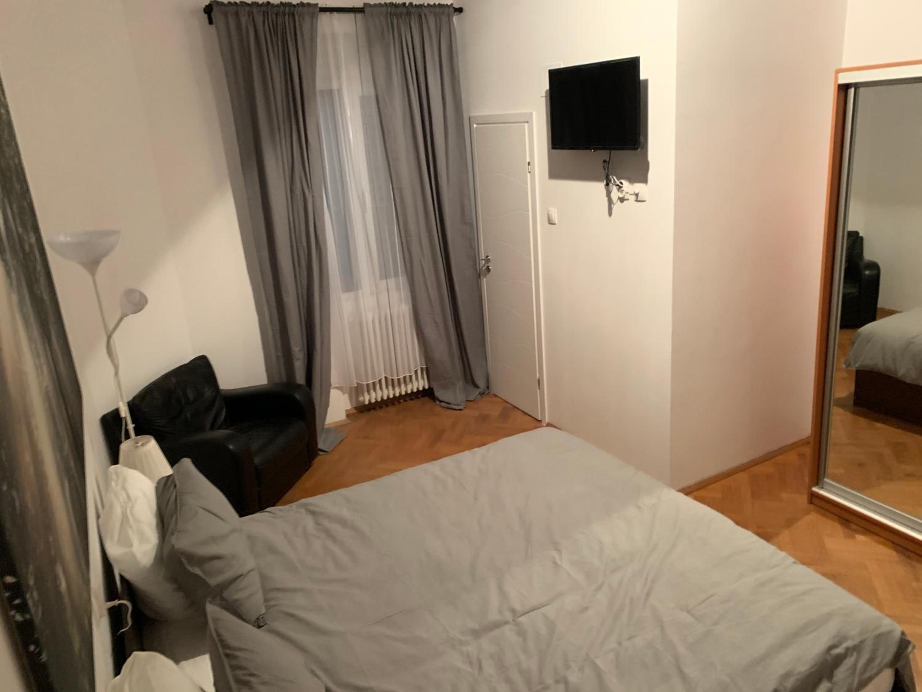 Double Room with Private Bathroom - Photo 7