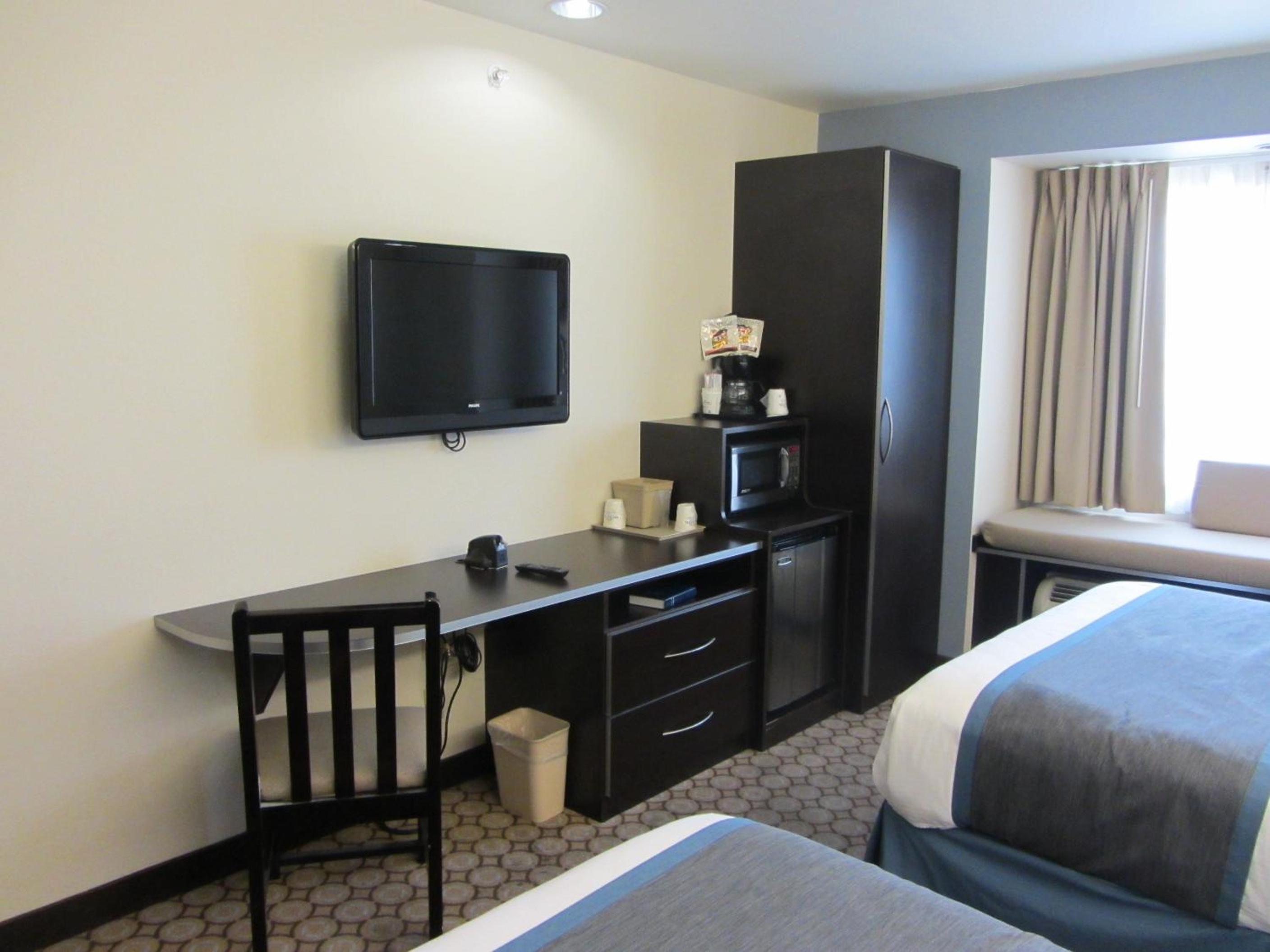 Queen Room with Two Queen Beds - Non-Smoking - Photo 4