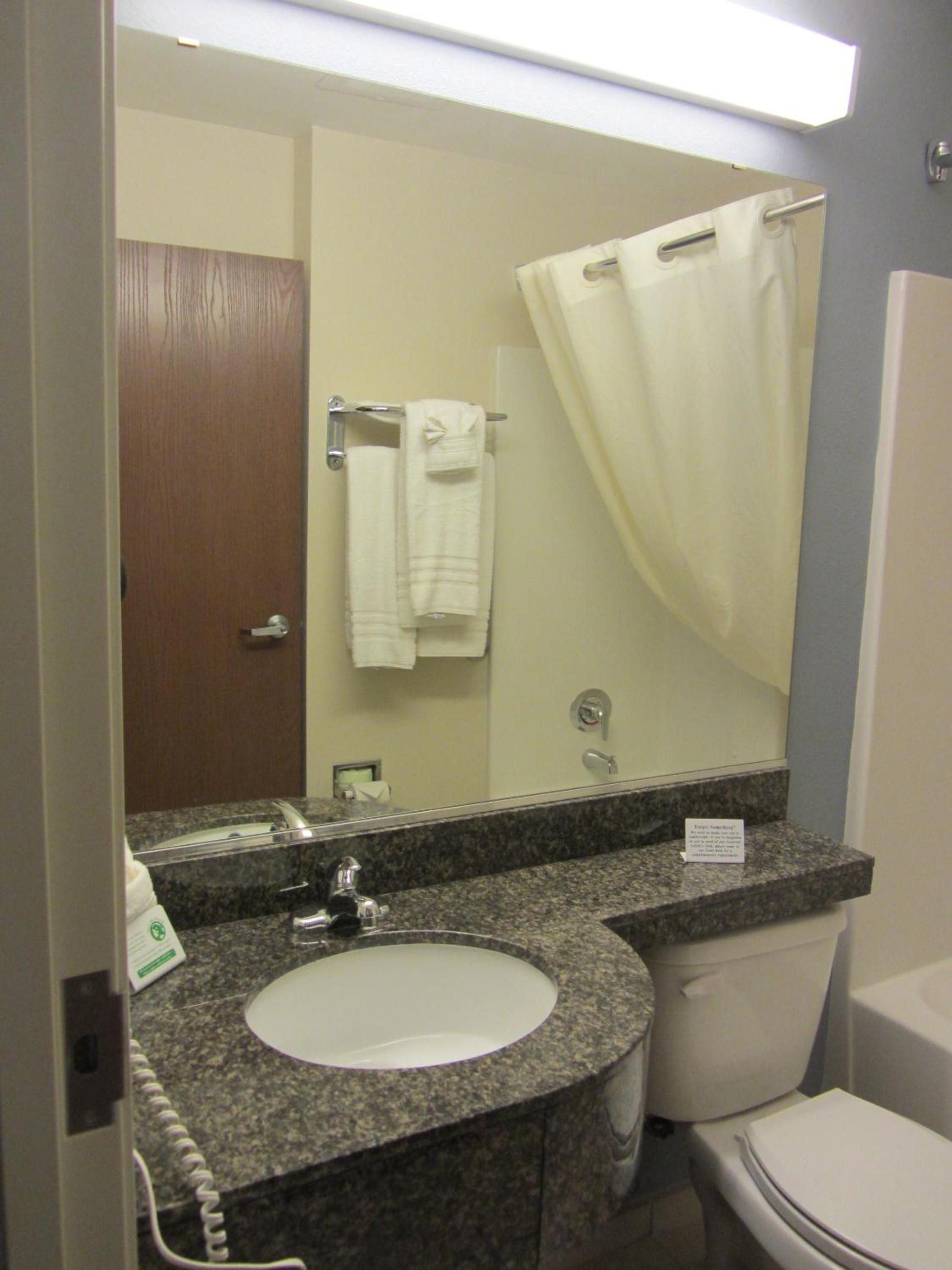 Queen Studio Suite - Non-Smoking - Photo 6