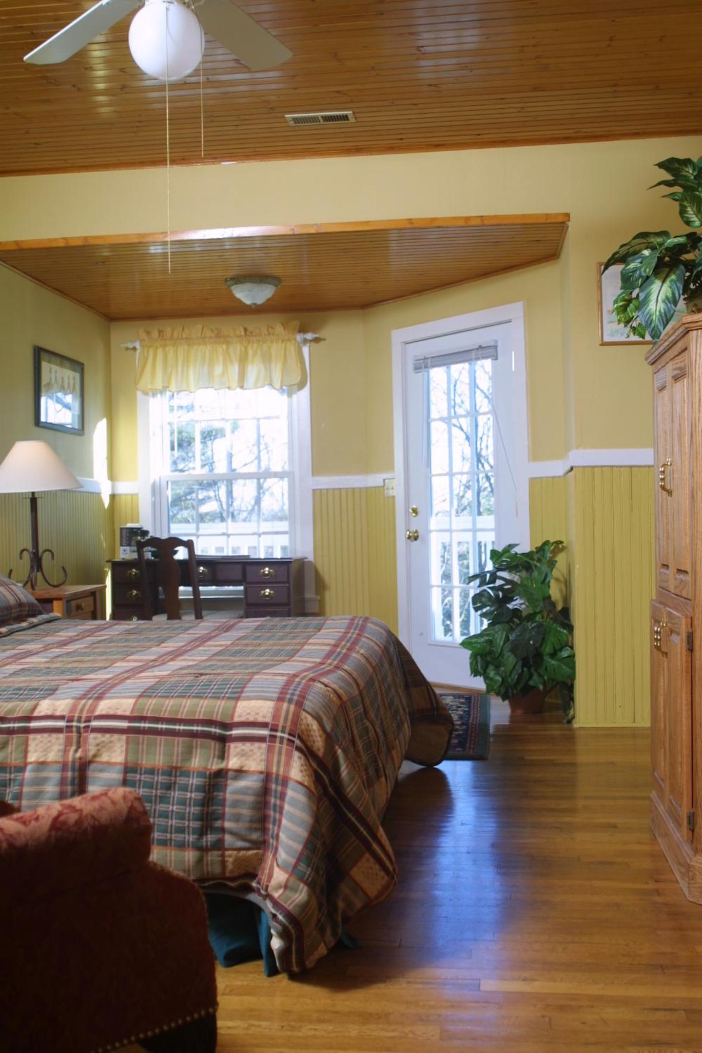 Lodge King Room with Balcony - Photo 8