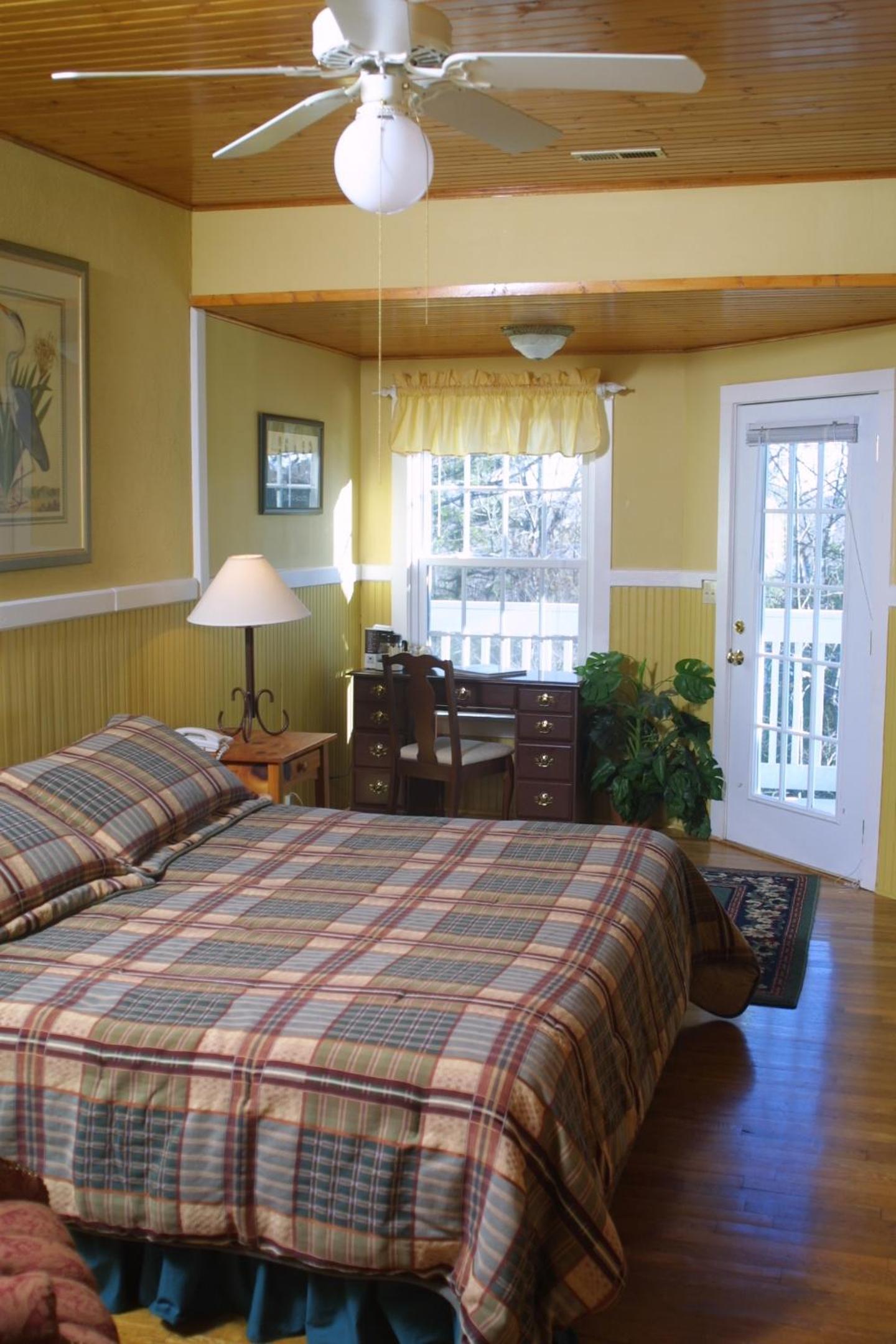 Lodge King Room with Balcony - Photo 1