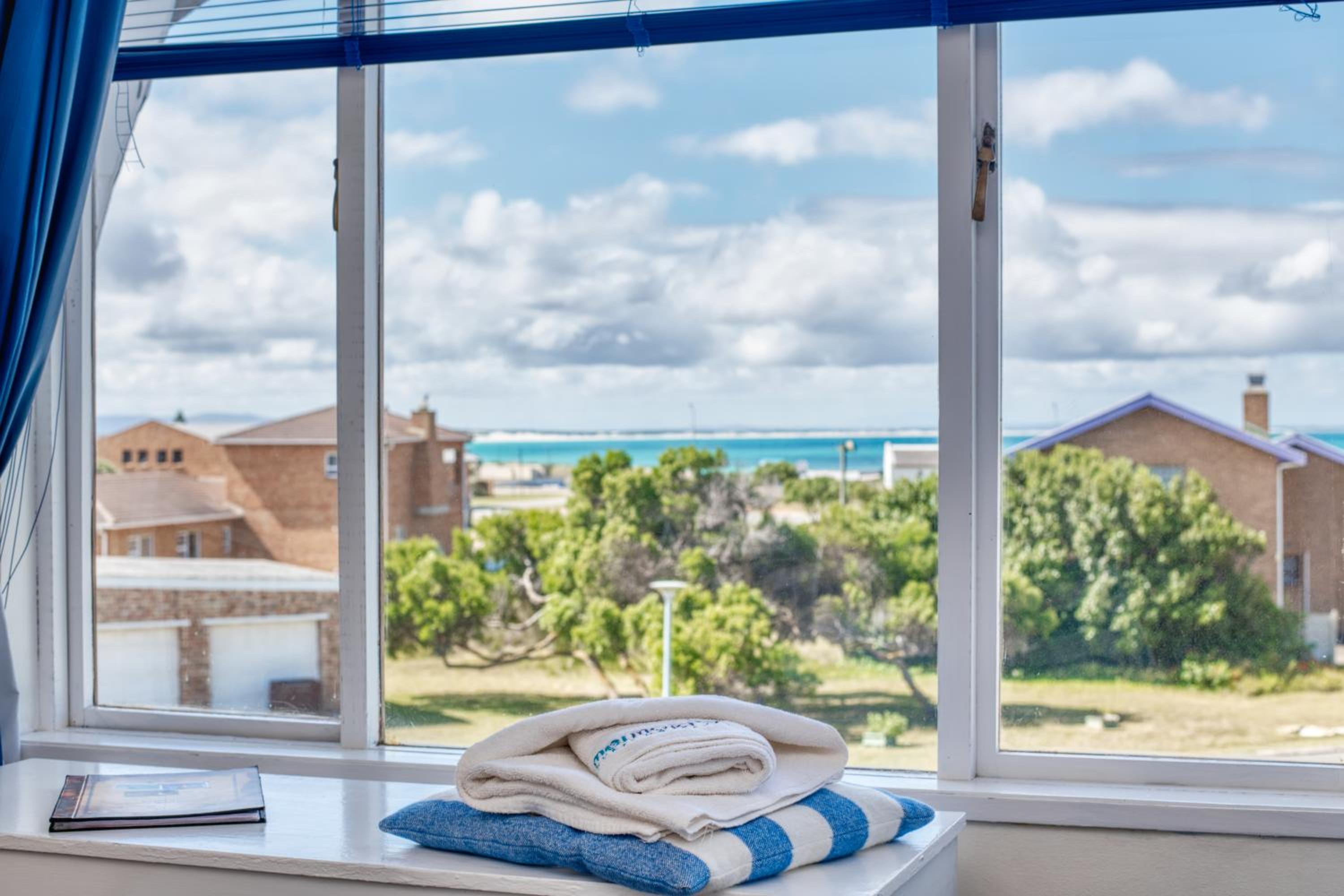 Standard Triple Room with Sea View - Photo 8