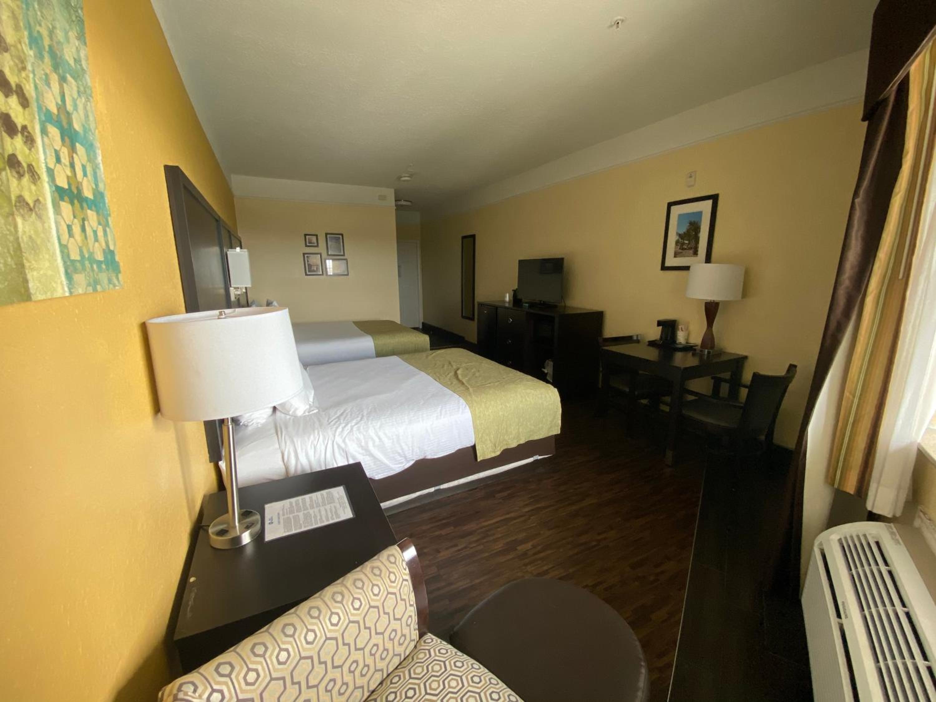 Queen Room with Two Queen Beds with Balcony- Non Smoking - Photo 8