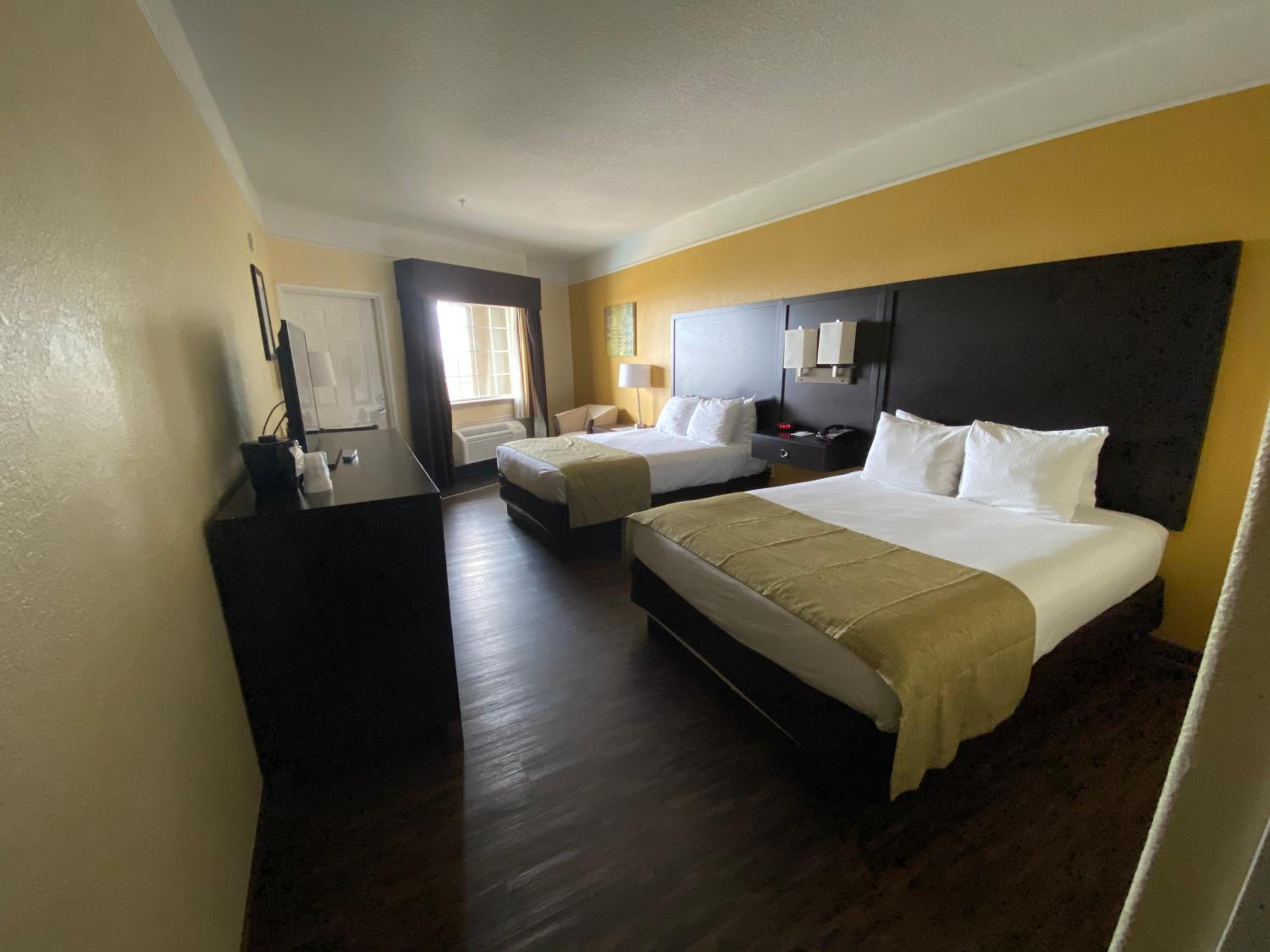 Queen Room with Two Queen Beds with Balcony- Non Smoking - Photo 9