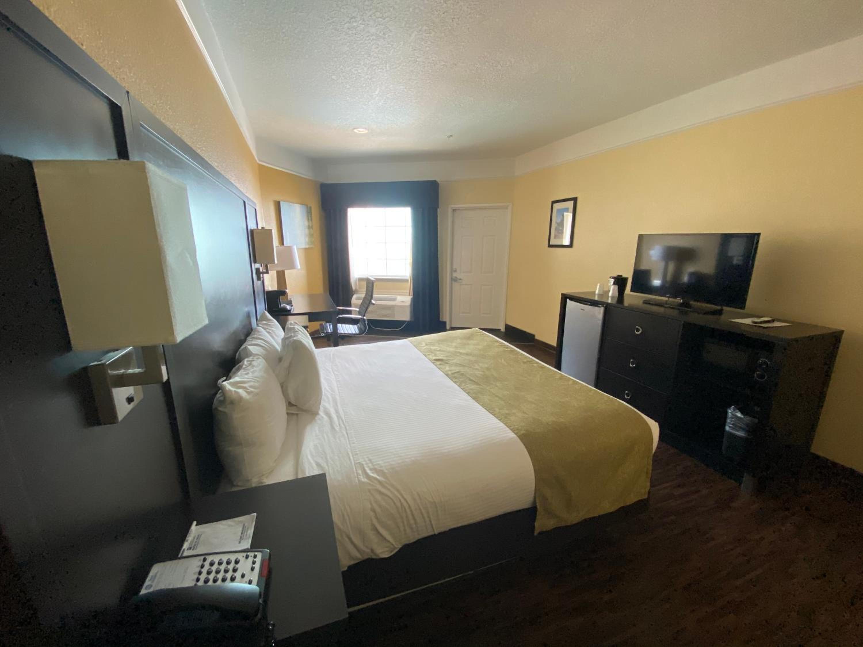King Room with Balcony - Non Smoking - Photo 6