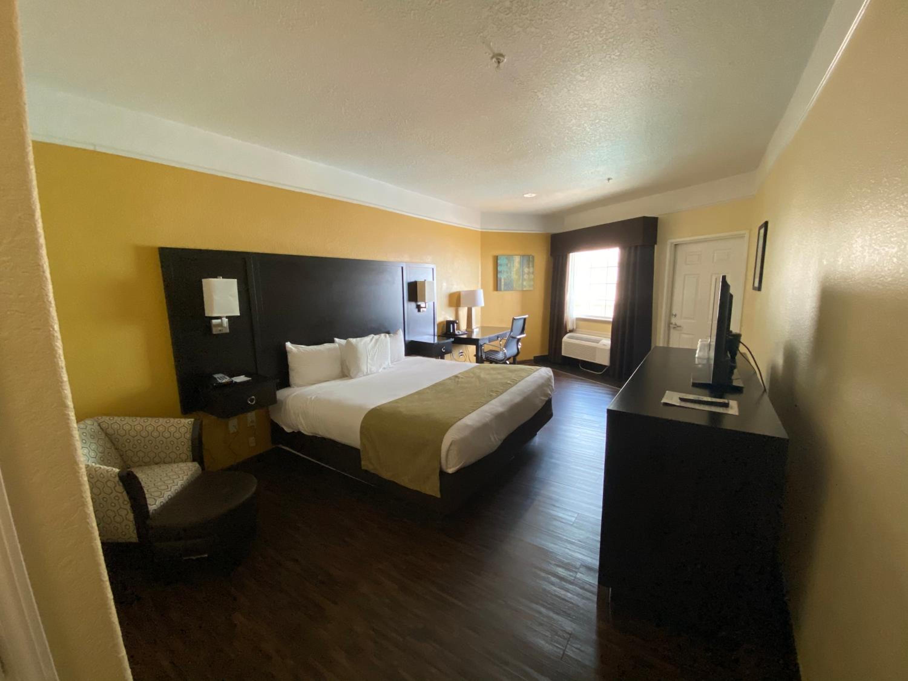 King Room with Balcony - Non Smoking - Photo 2