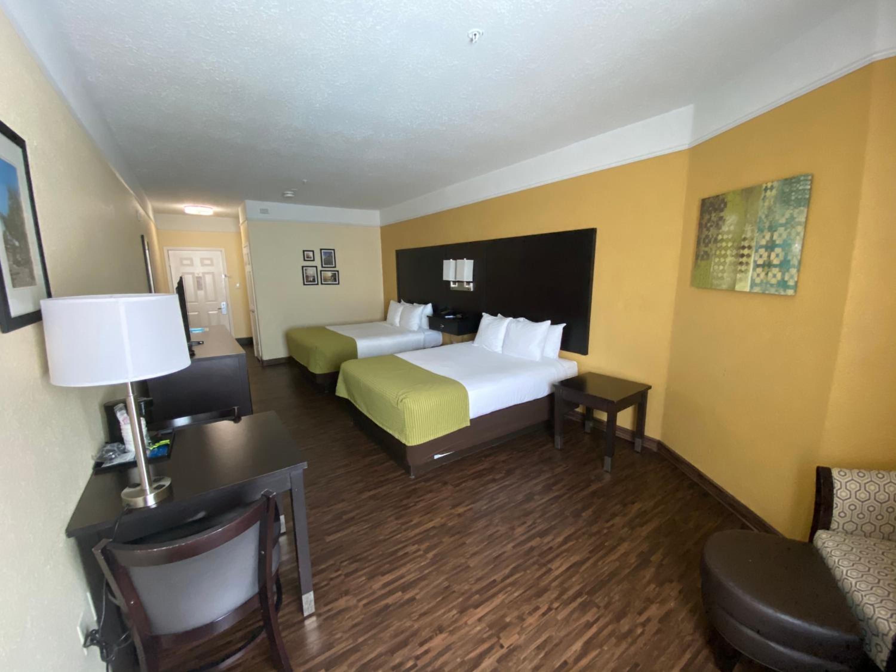 Queen Room with Two Queen Beds - Non Smoking - Photo 3