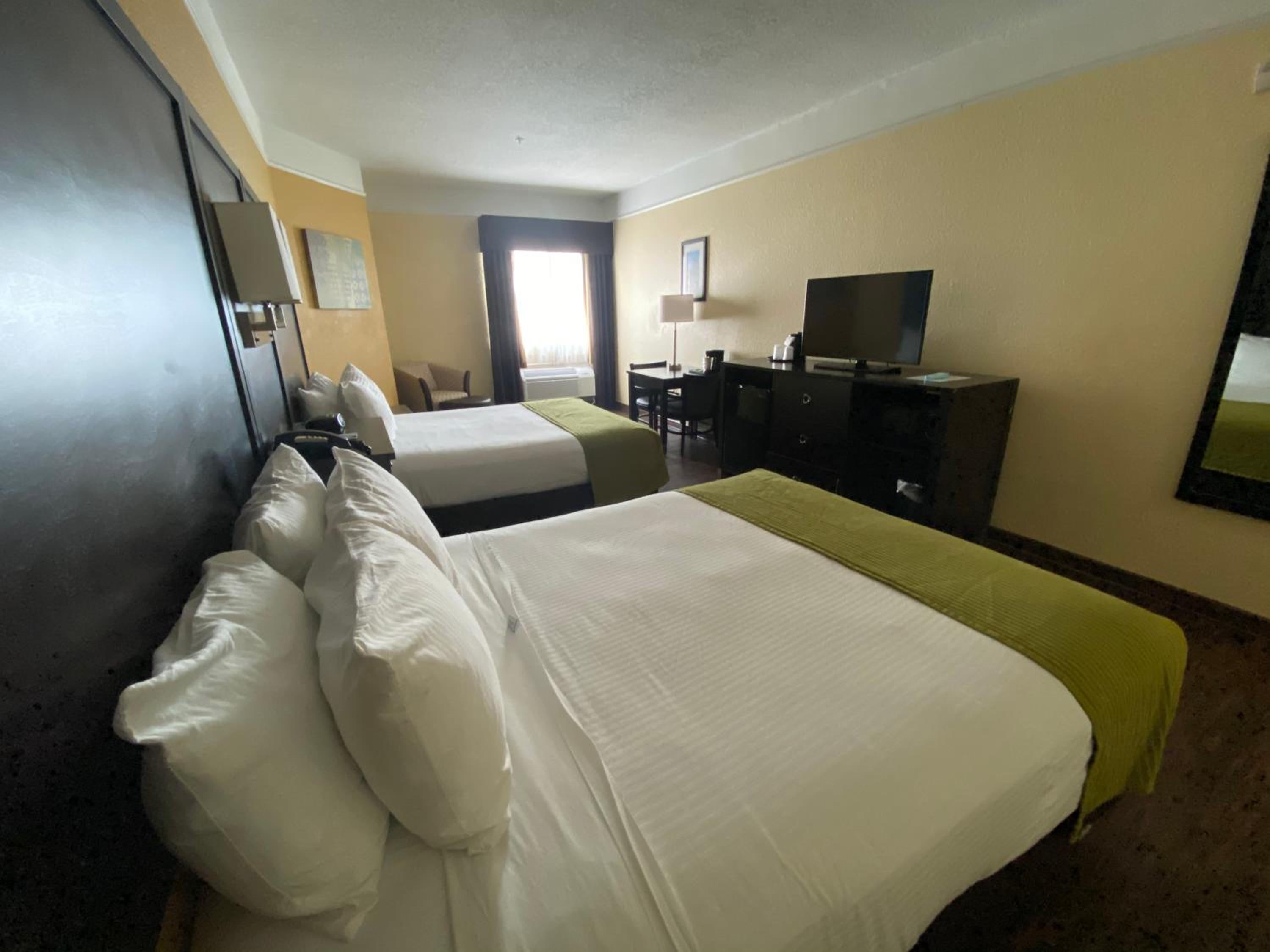 Queen Room with Two Queen Beds - Non Smoking - Photo 6