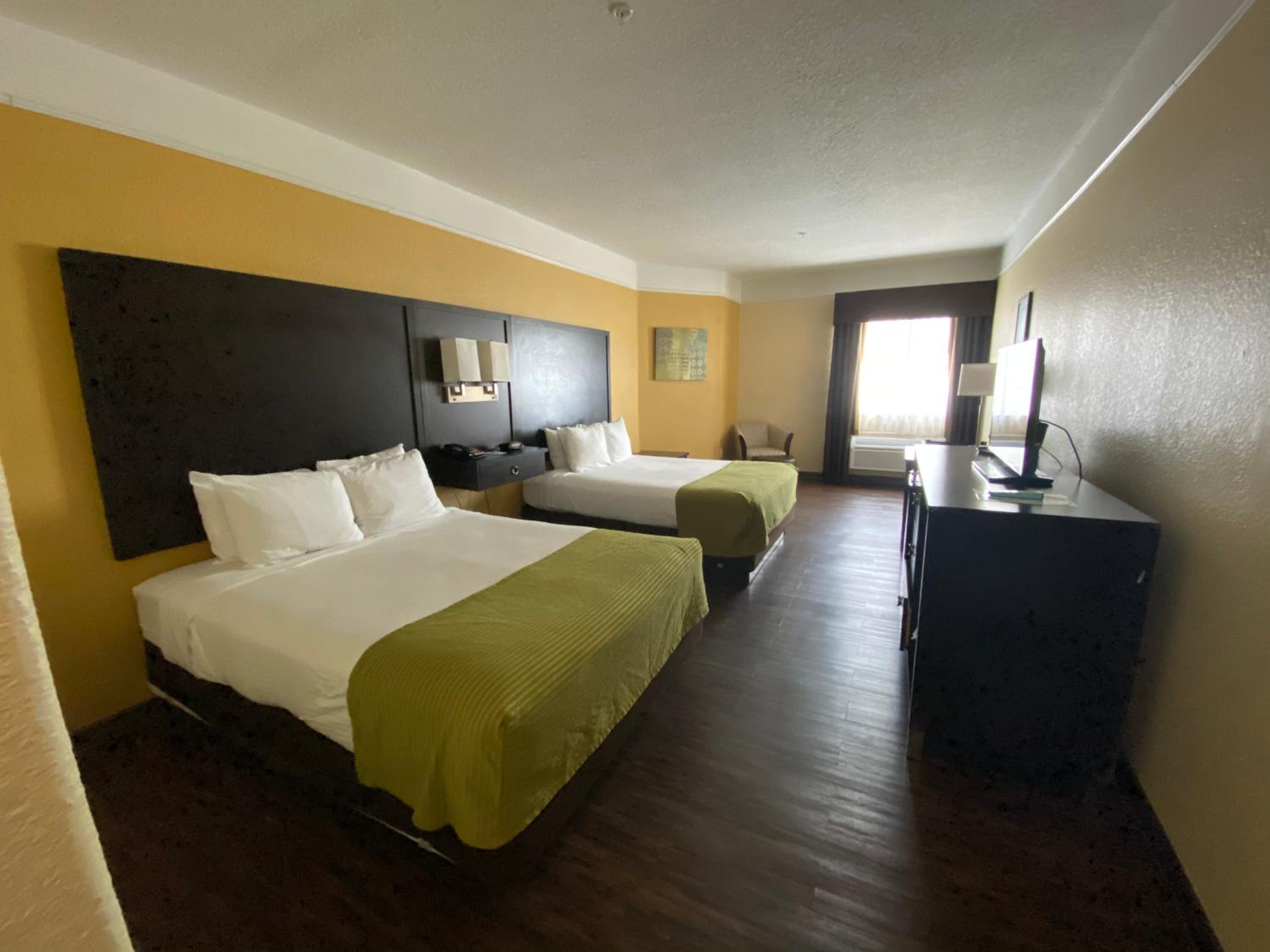 Queen Room with Two Queen Beds - Non Smoking - Photo 2