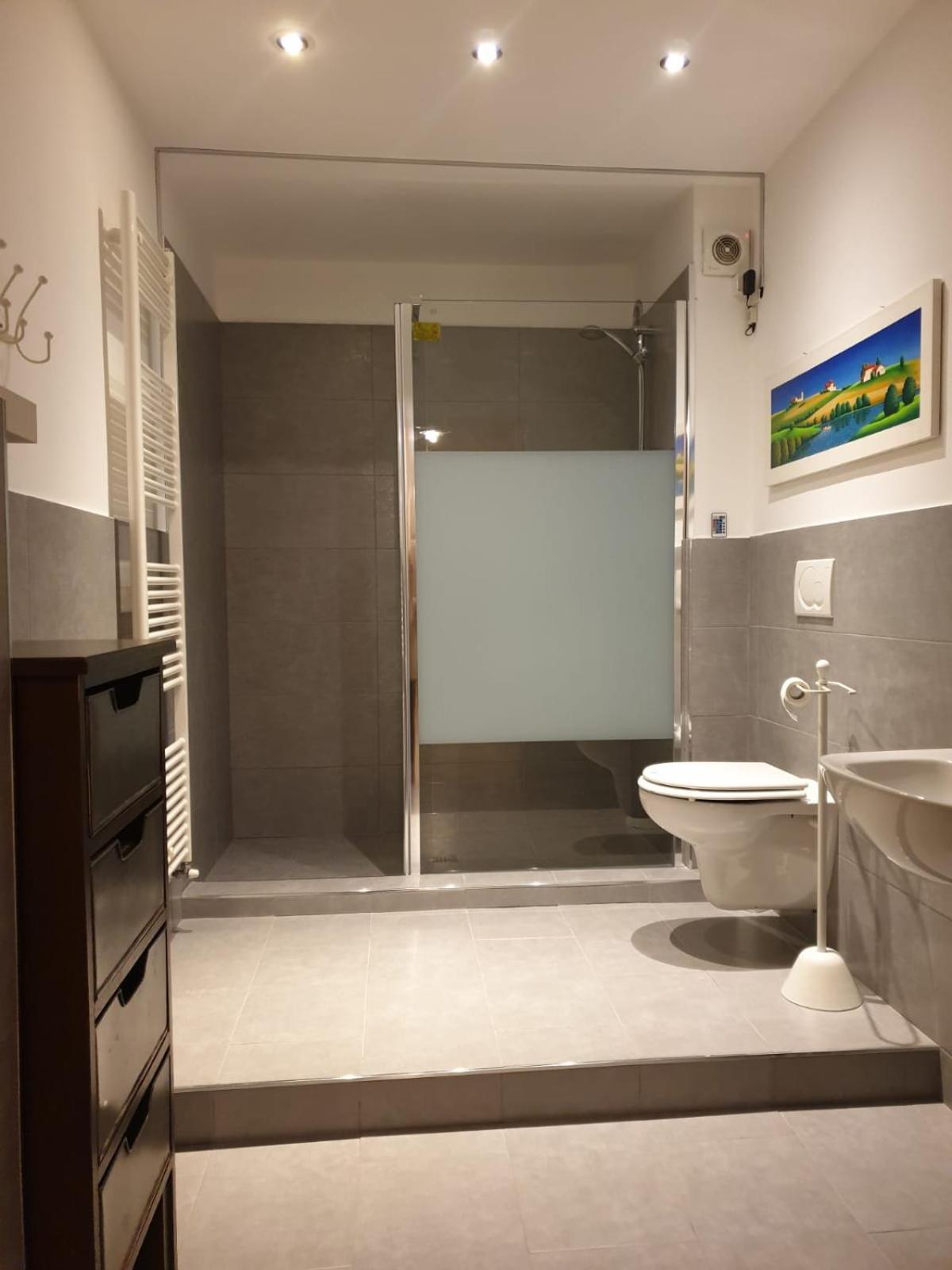 Family Room with Shared Bathroom photo 3