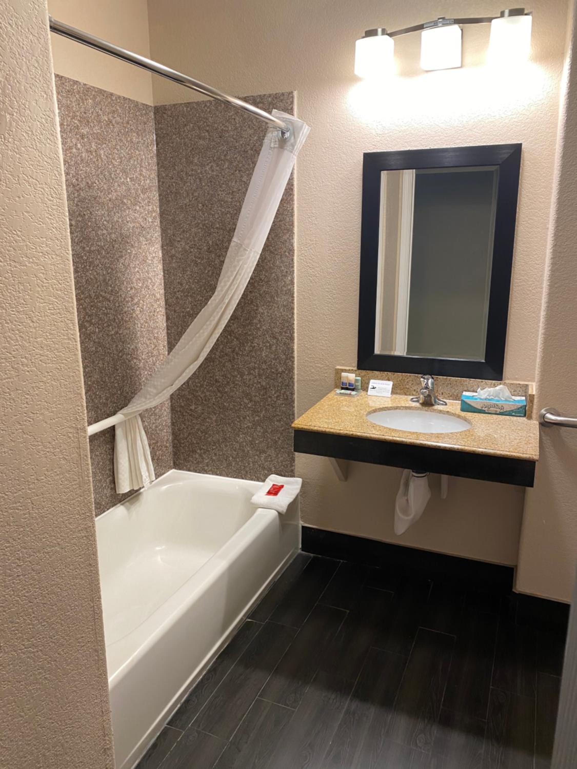 Queen Room with Two Queen Beds - Disability Access/Non-Smoking - Photo 5