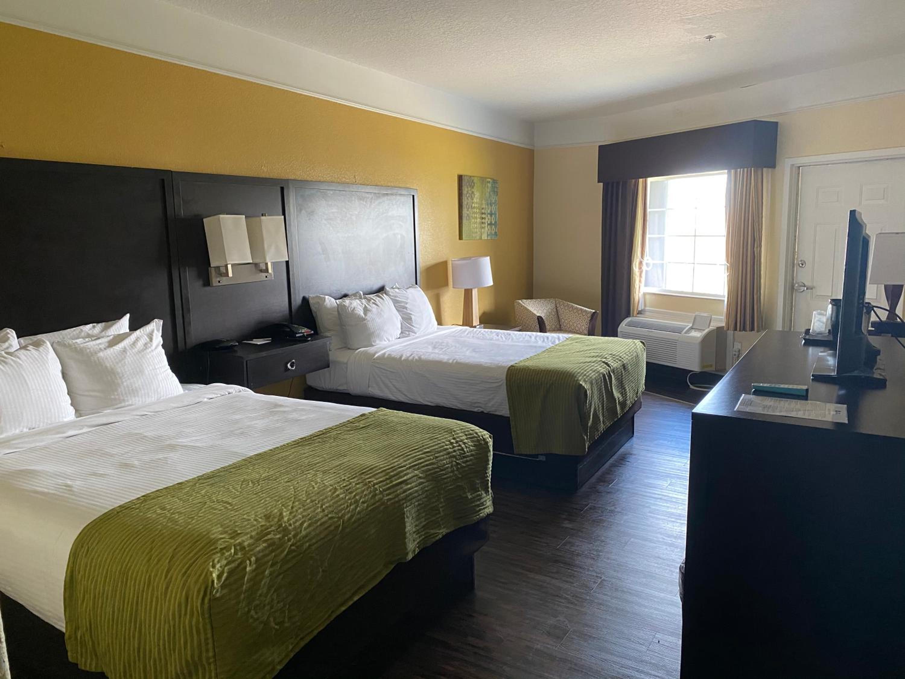 Queen Room with Two Queen Beds with Balcony- Non Smoking - Photo 5