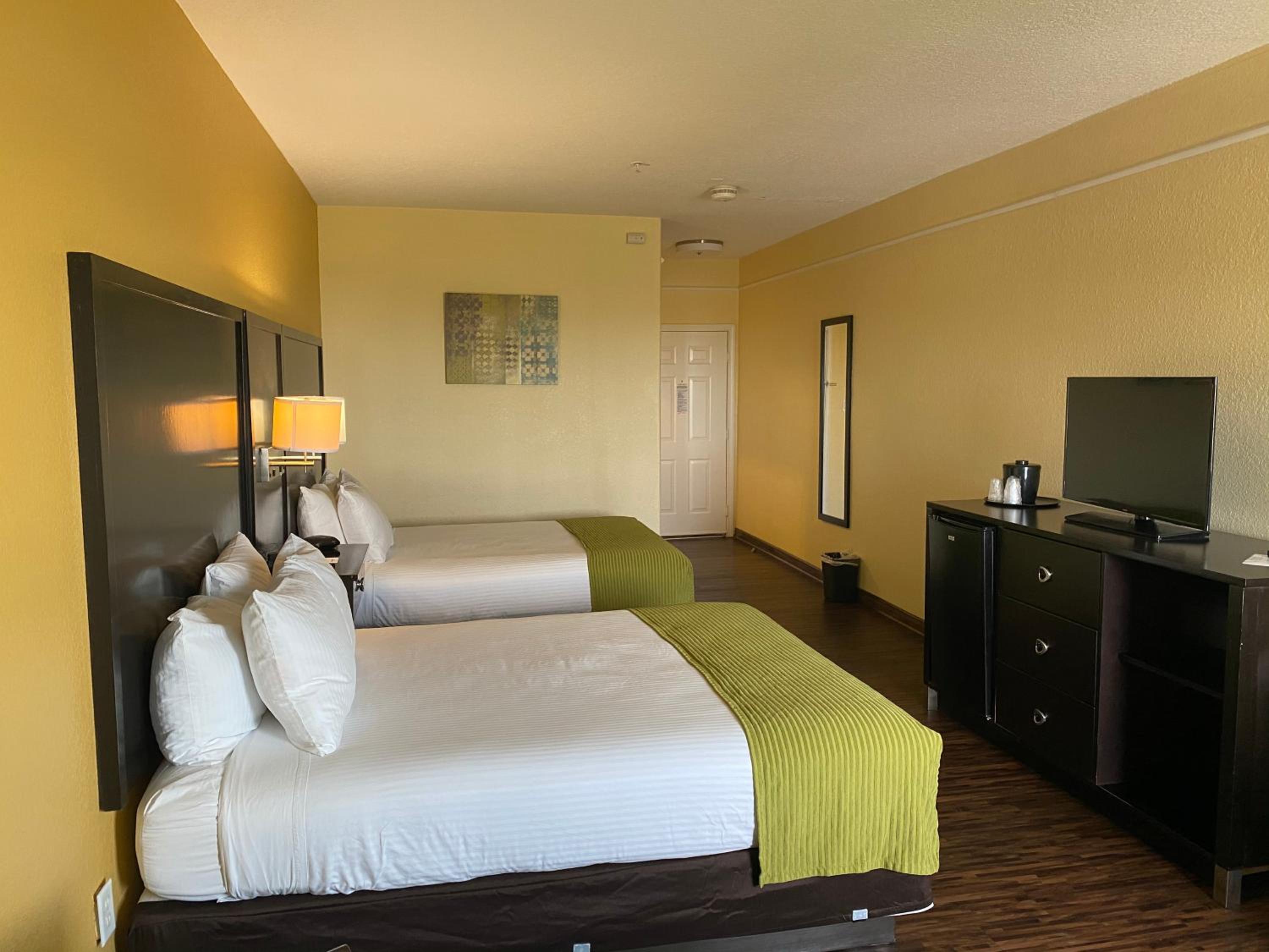 Queen Room with Two Queen Beds - Disability Access/Non-Smoking - Photo 8