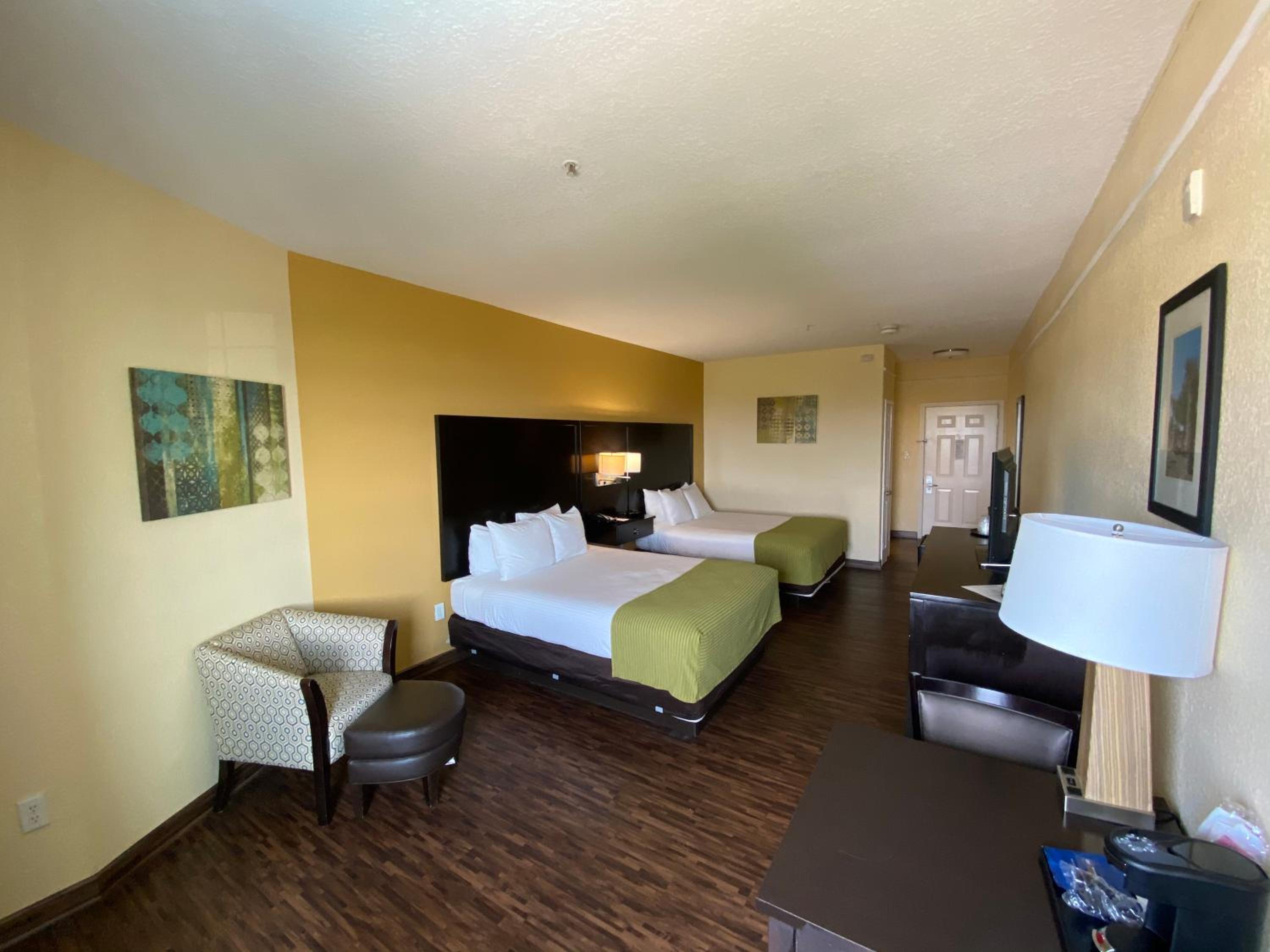Queen Room with Two Queen Beds - Disability Access/Non-Smoking - Photo 2