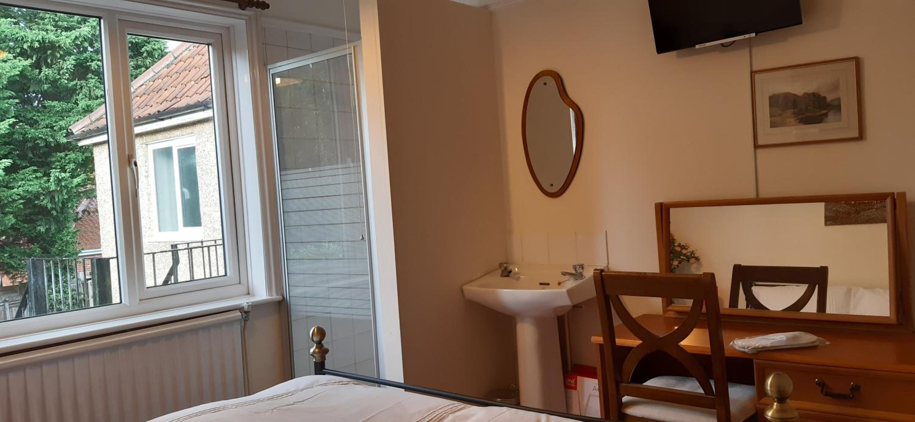 Double Room with Private Bathroom - Photo 9