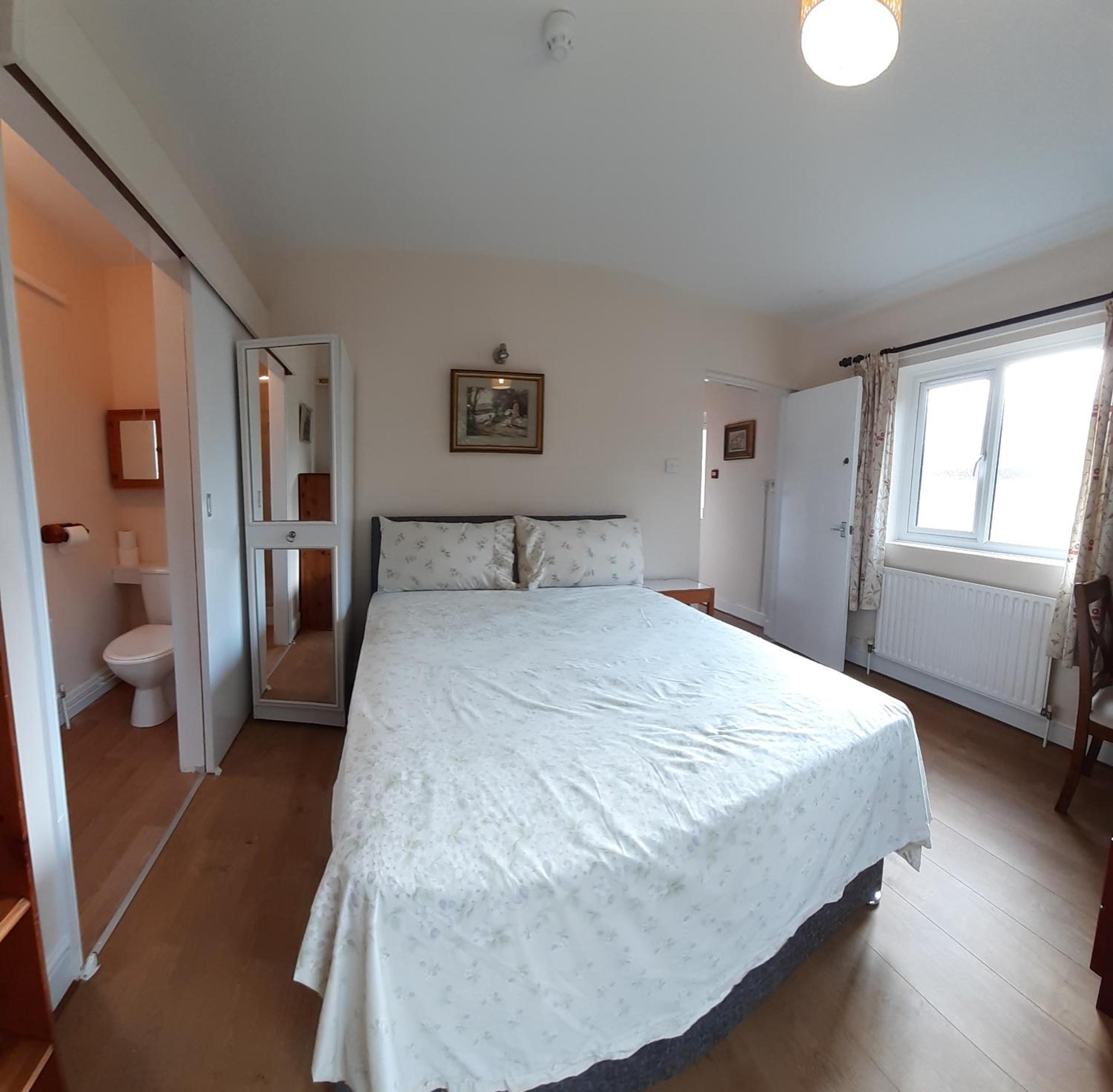 Double Room with Private Bathroom - Photo 6