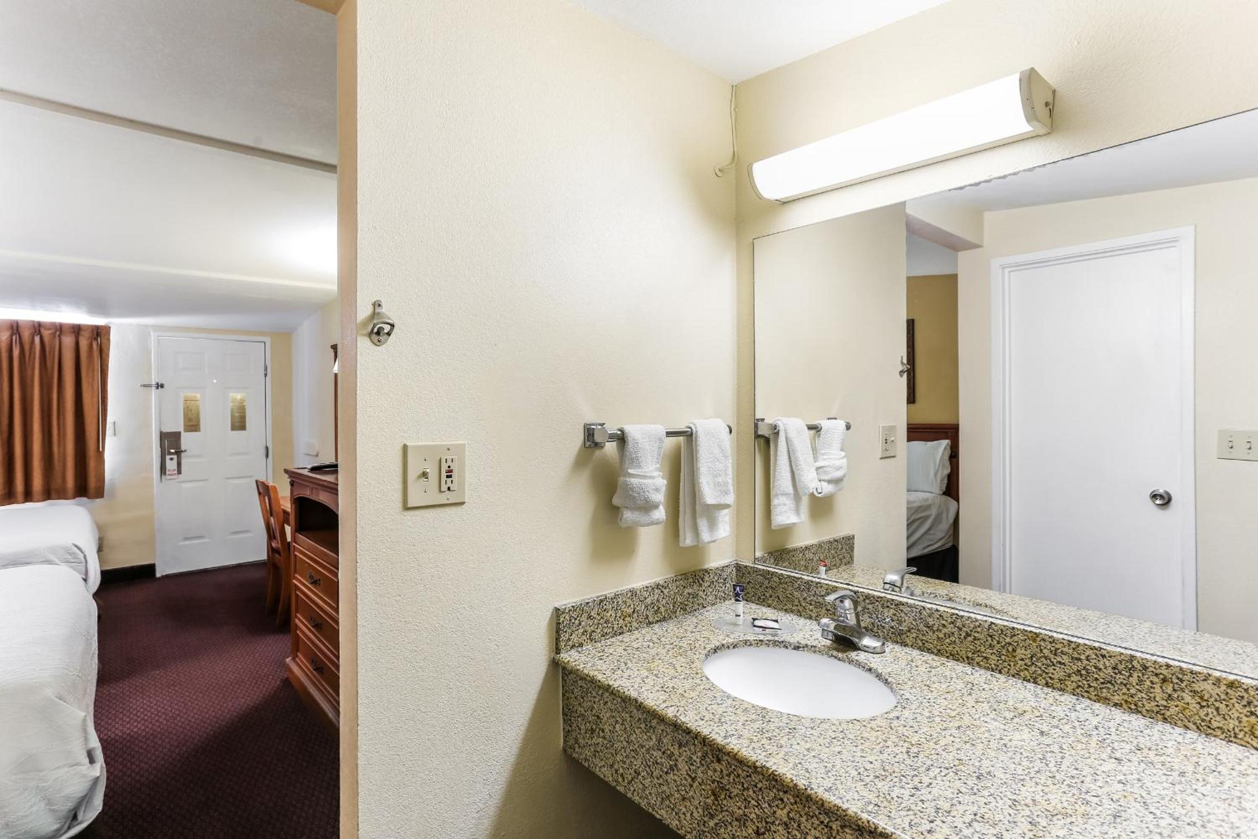 Queen Room with Two Queen Beds - Non-Smoking - Photo 4