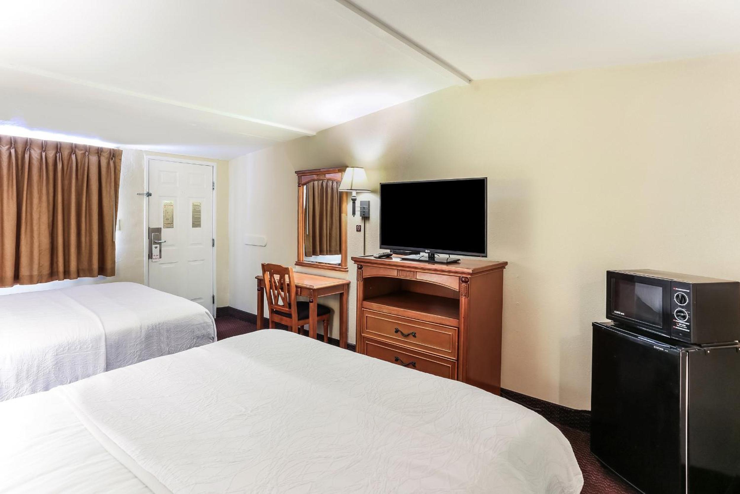 Queen Room with Two Queen Beds - Non-Smoking - Photo 1