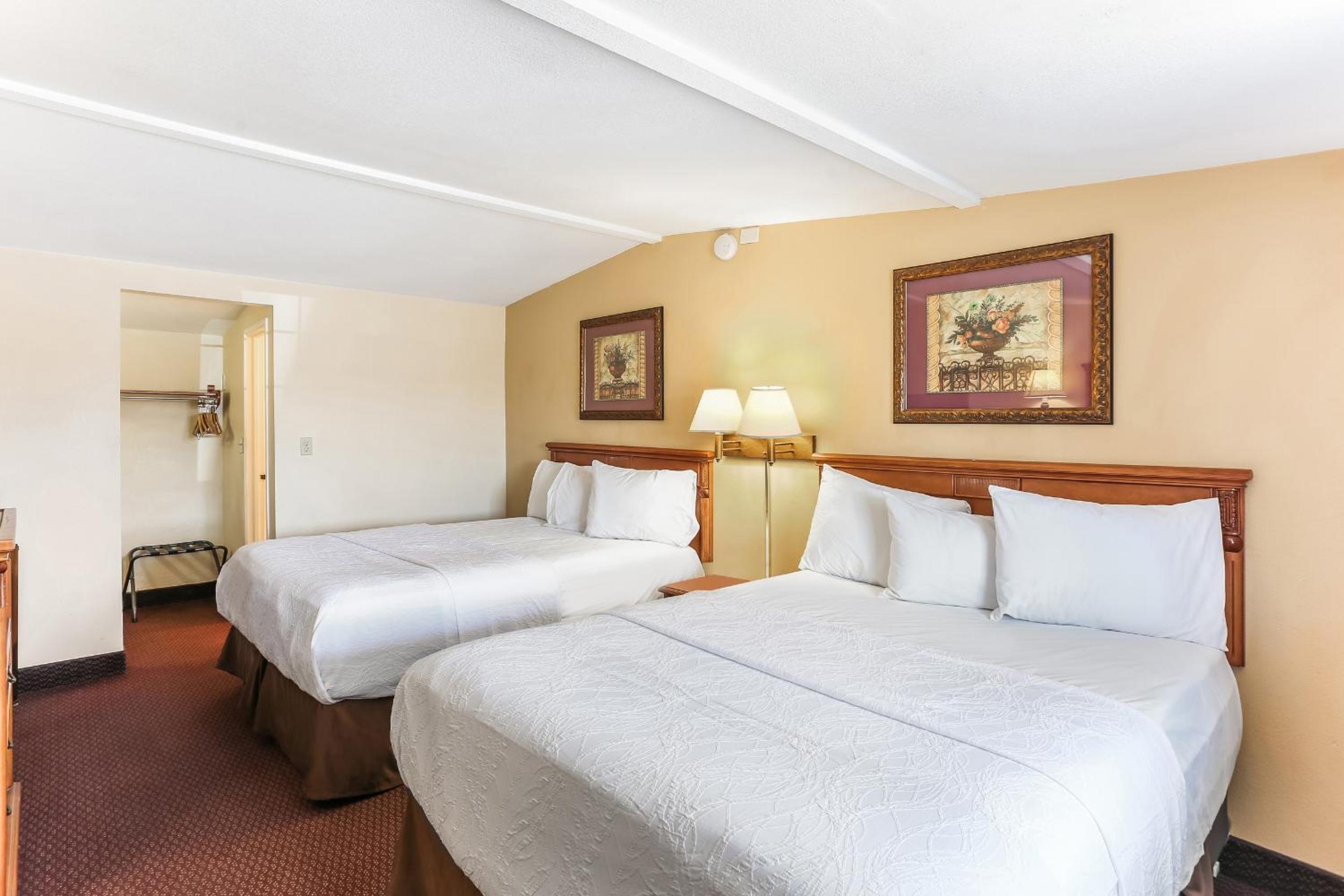 Queen Room with Two Queen Beds - Non-Smoking - Photo 3