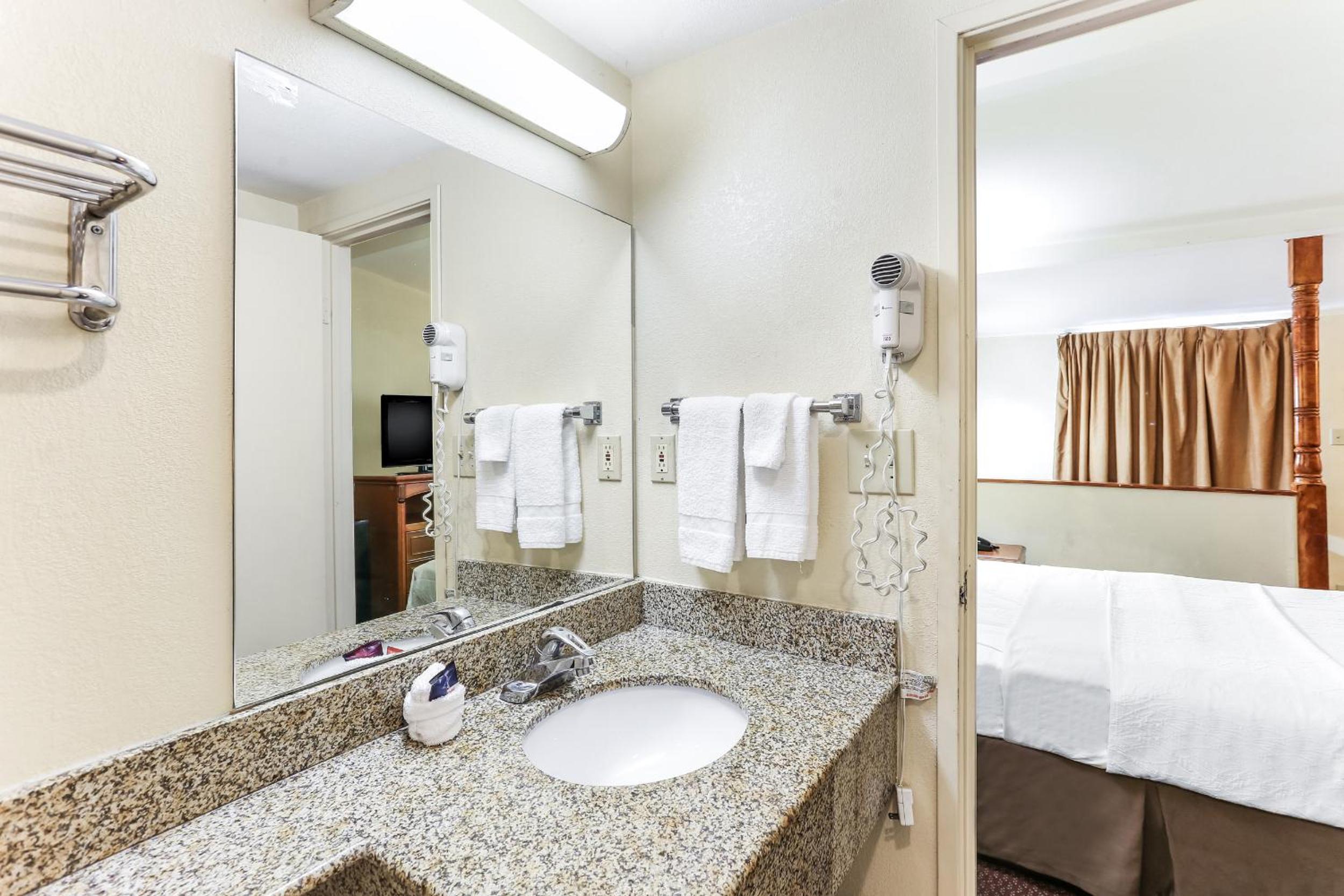 Queen Suite - Non-Smoking - Photo 4