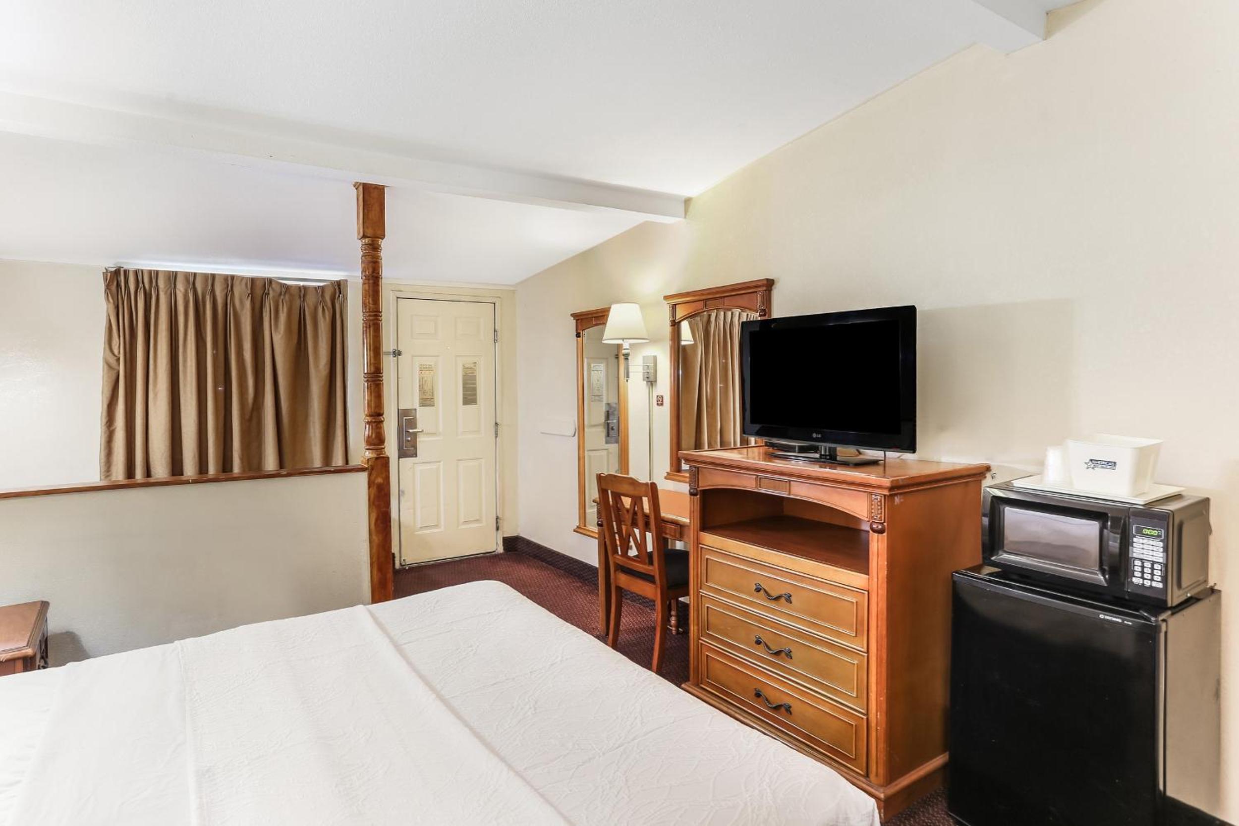 Queen Suite - Non-Smoking - Photo 1