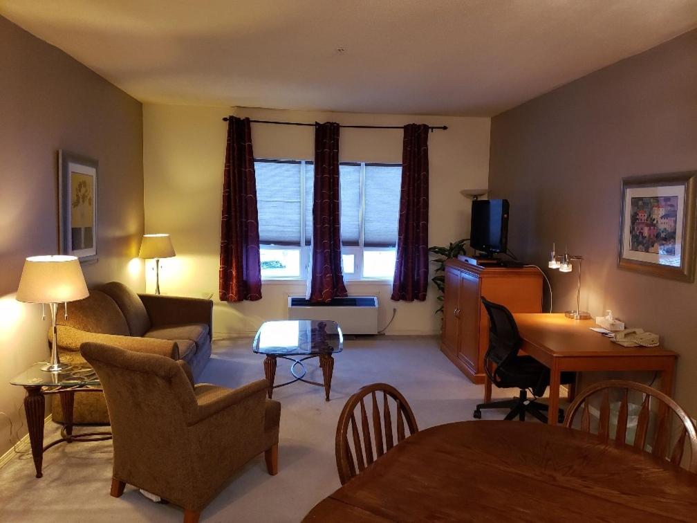 Two-Bedroom Suite with One King Bed and One Queen Bed- Non-Smoking photo 3