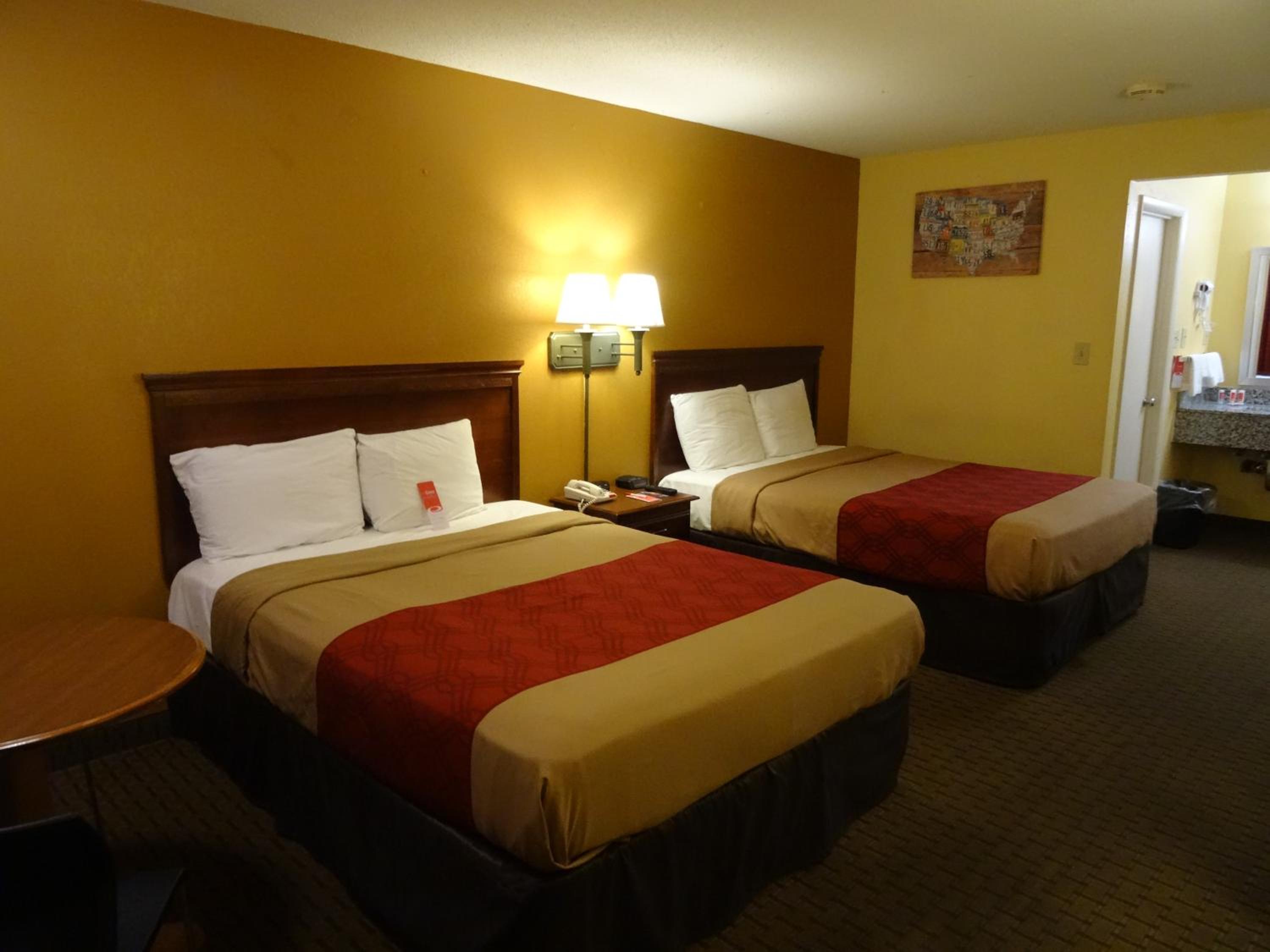 Queen Room with Two Queen Beds - Smoking - Photo 3