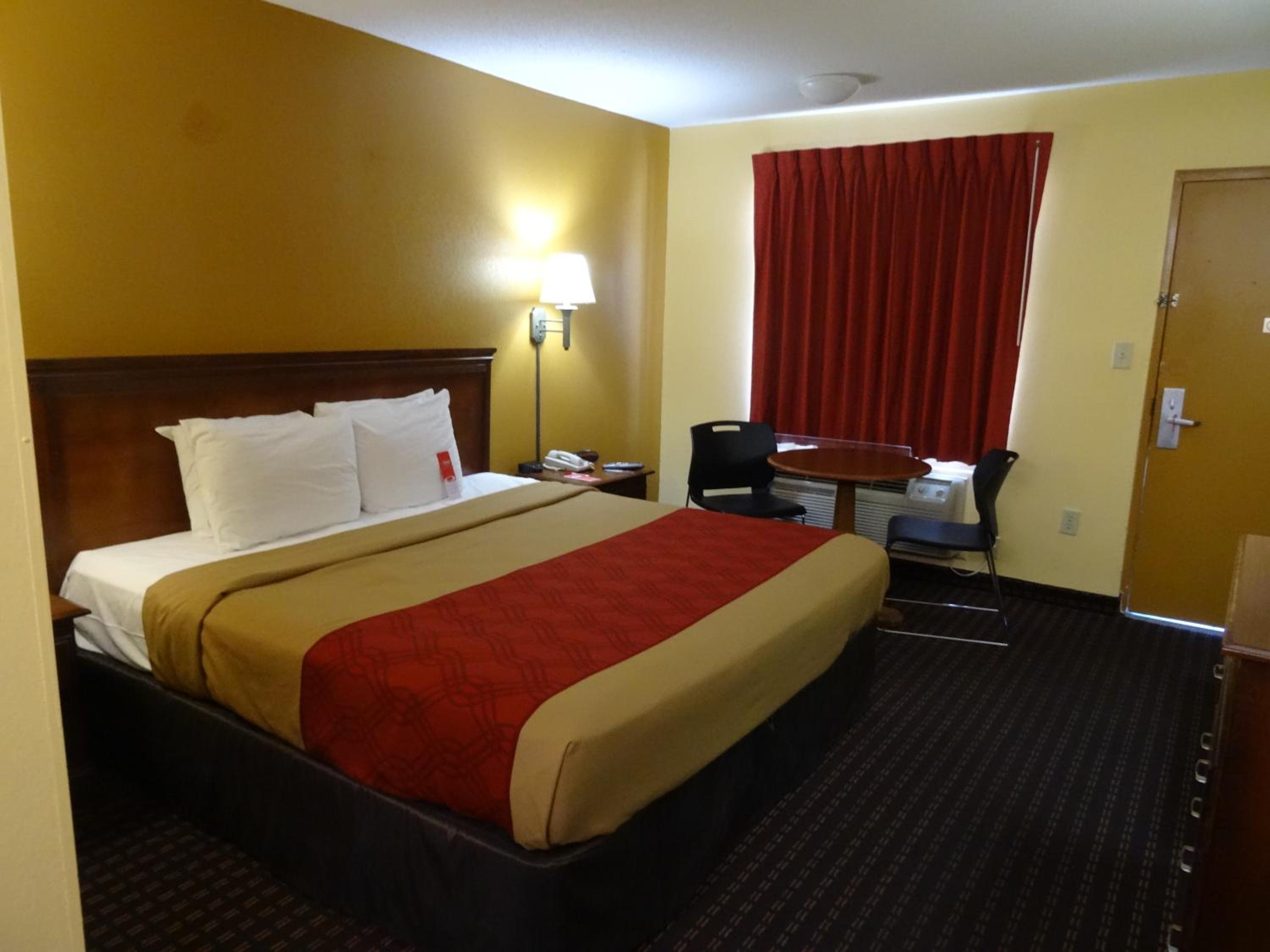 King Room - Accessible/Smoking - Photo 4